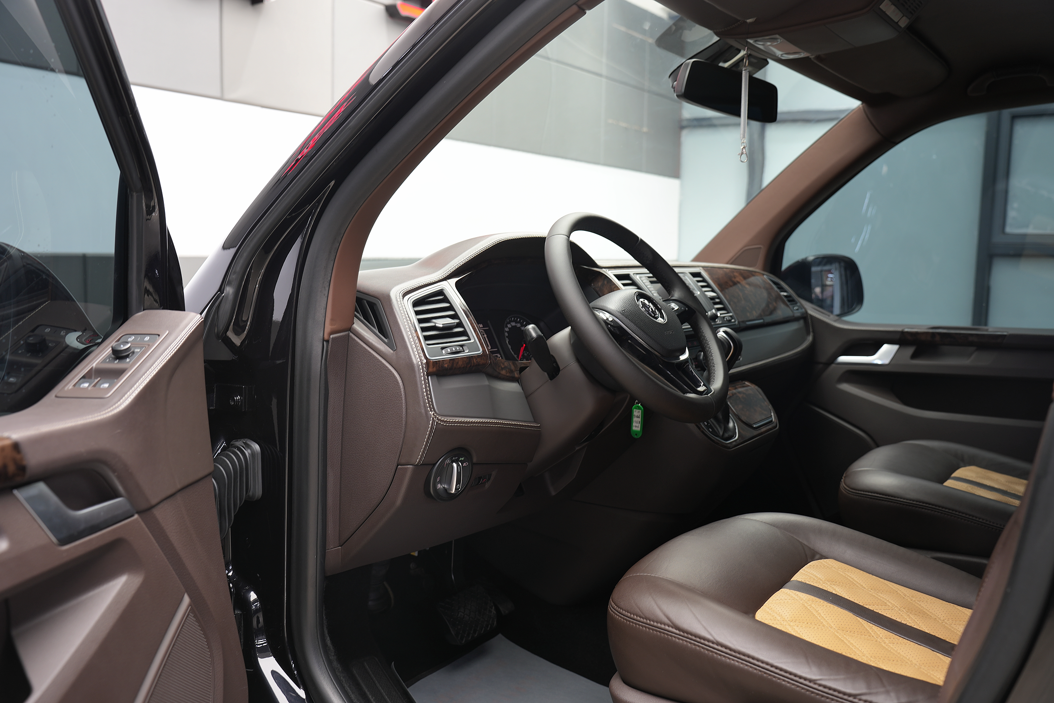 Volkswagen Caravelle 2017 car image #8