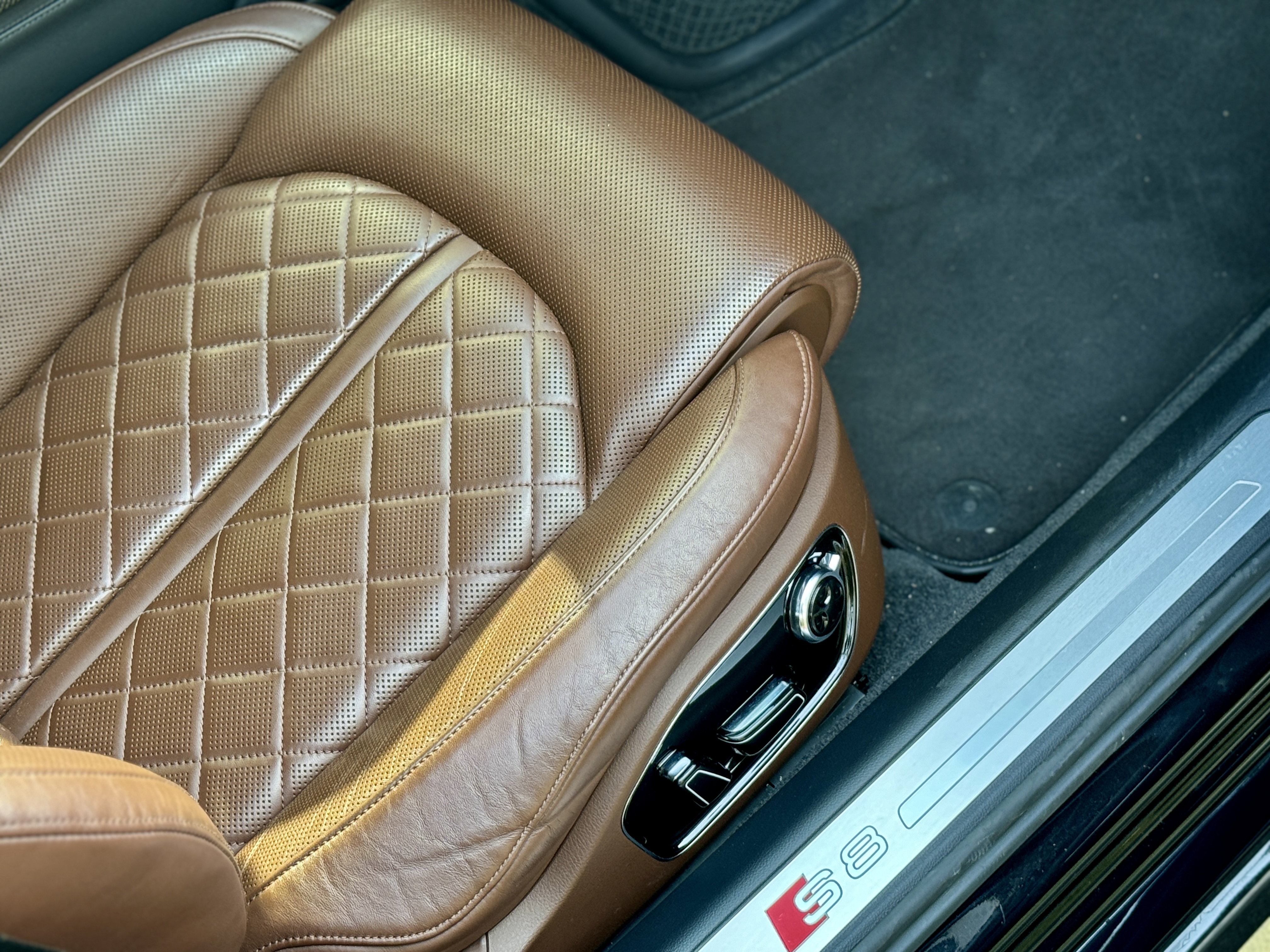 Audi S8 2013 car image #8