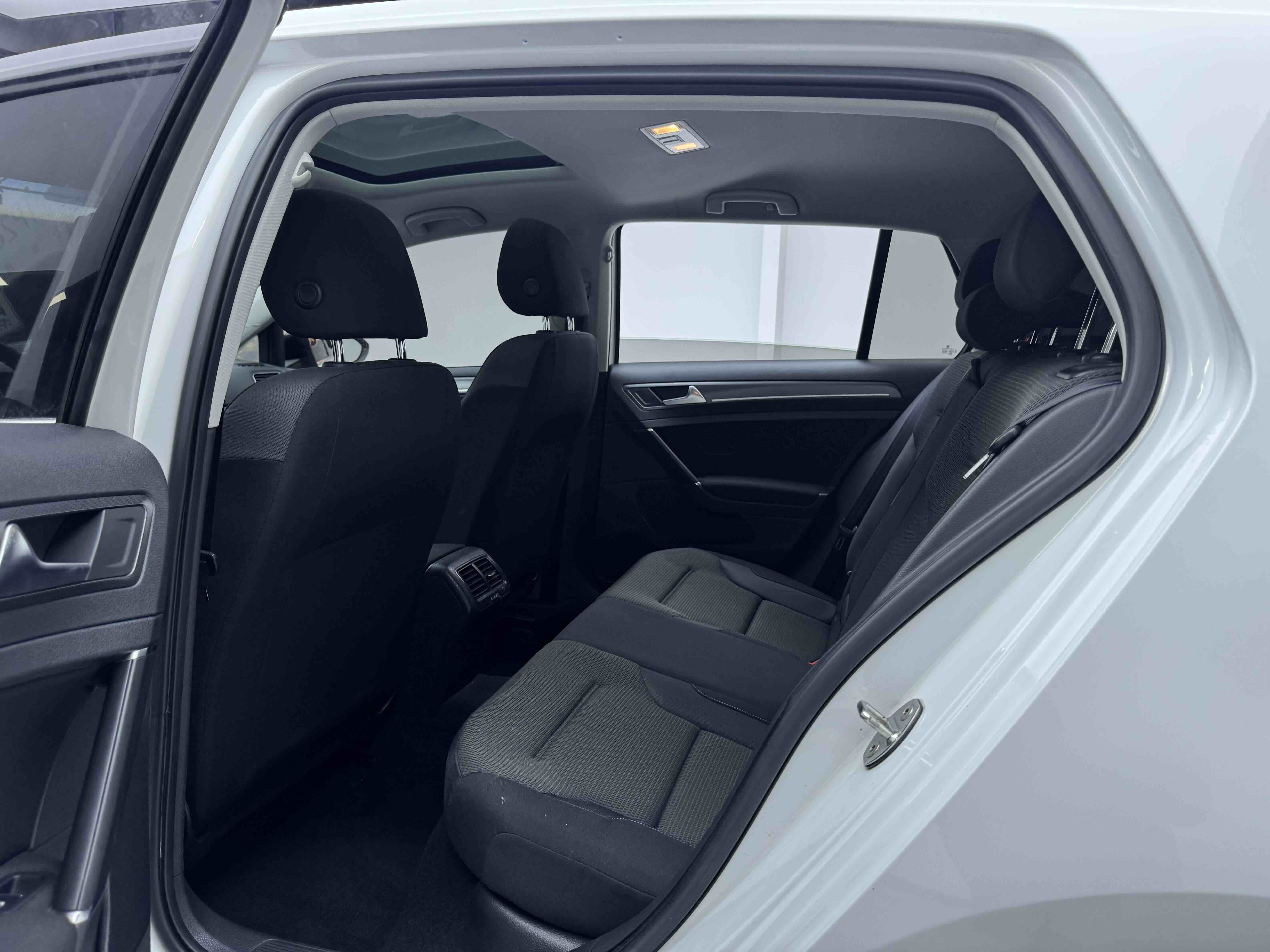 Volkswagen Golf 2018 car image #8