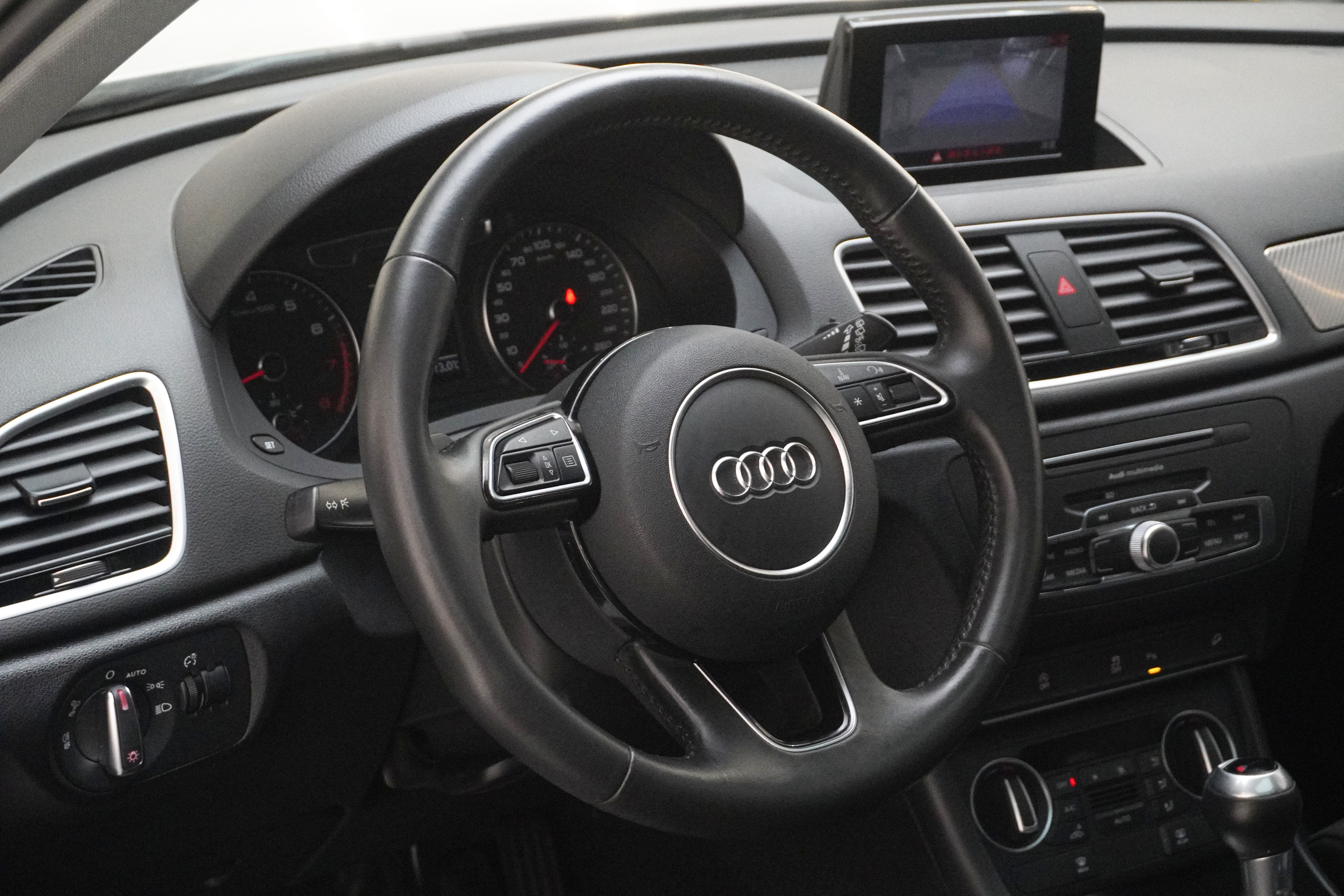Audi Q3 2018 car image #8