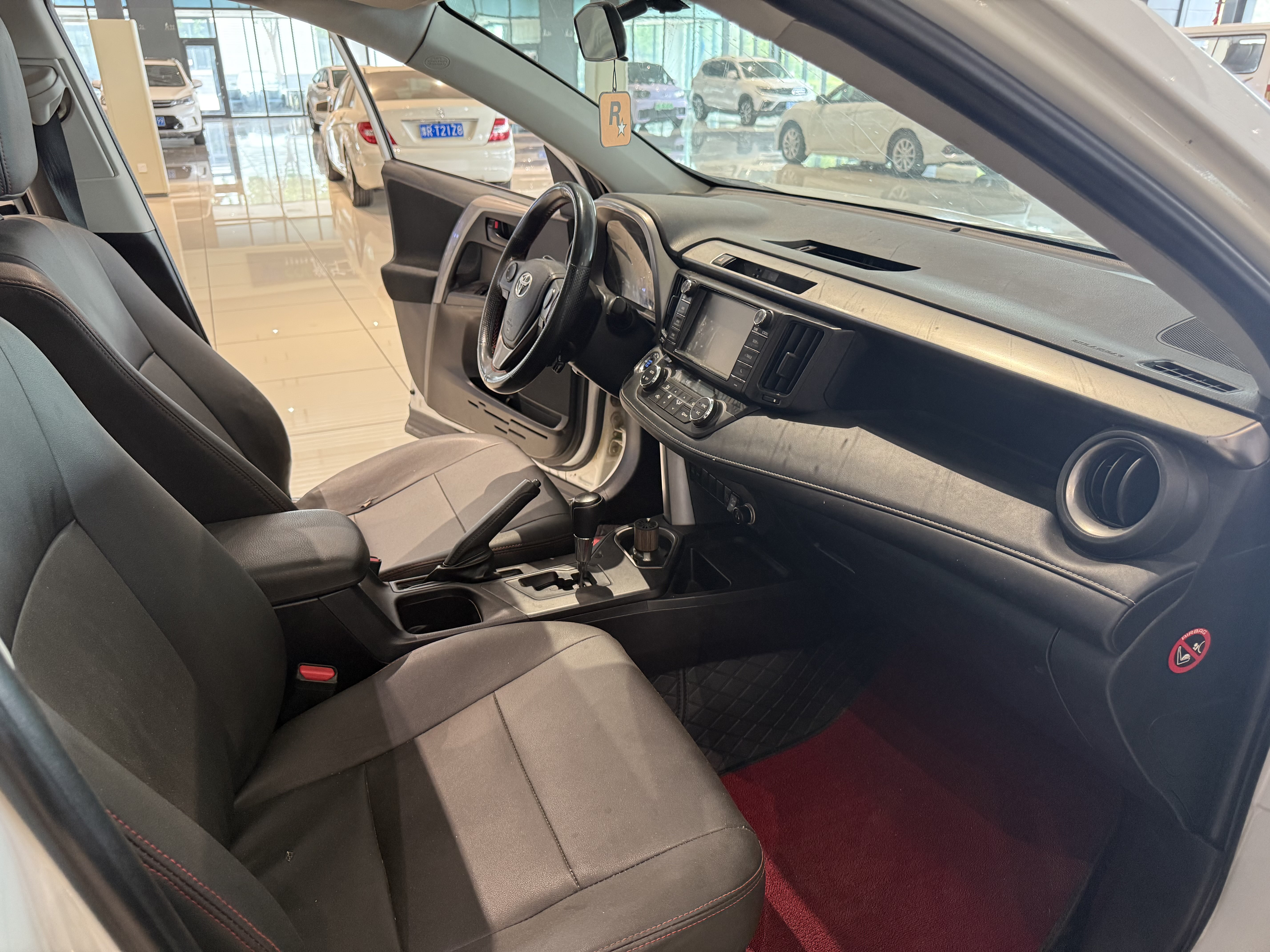 Toyota RAV4 2018 car image #8