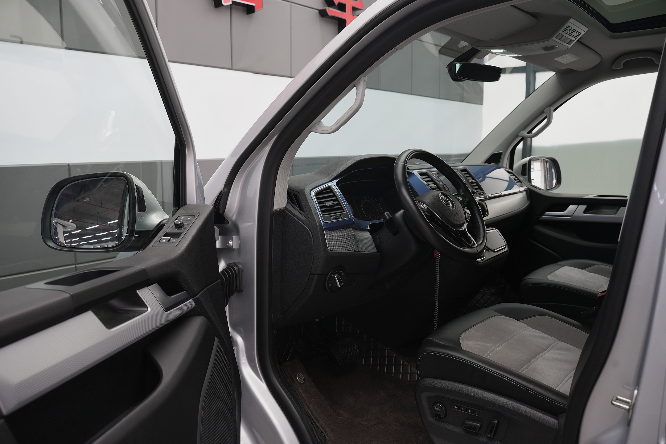 Volkswagen Multivan 2018 car image #8