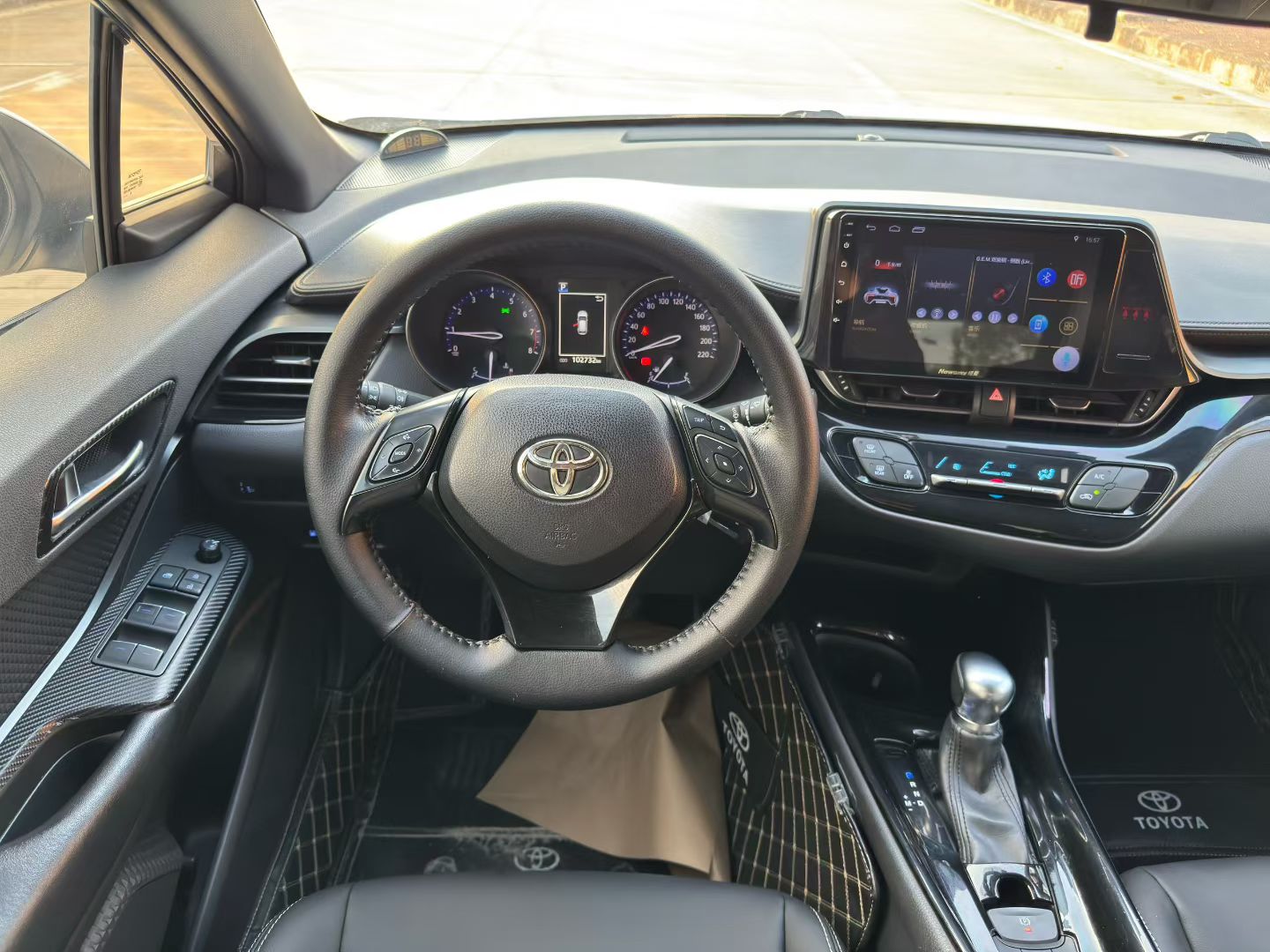 Toyota C-HR 2018 car image #8