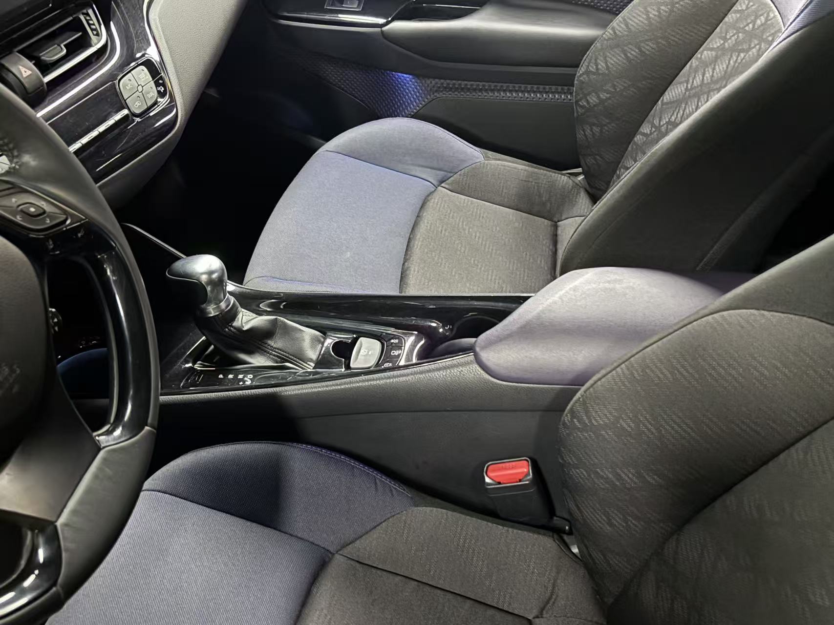 Toyota C-HR 2018 immagine di auto #8