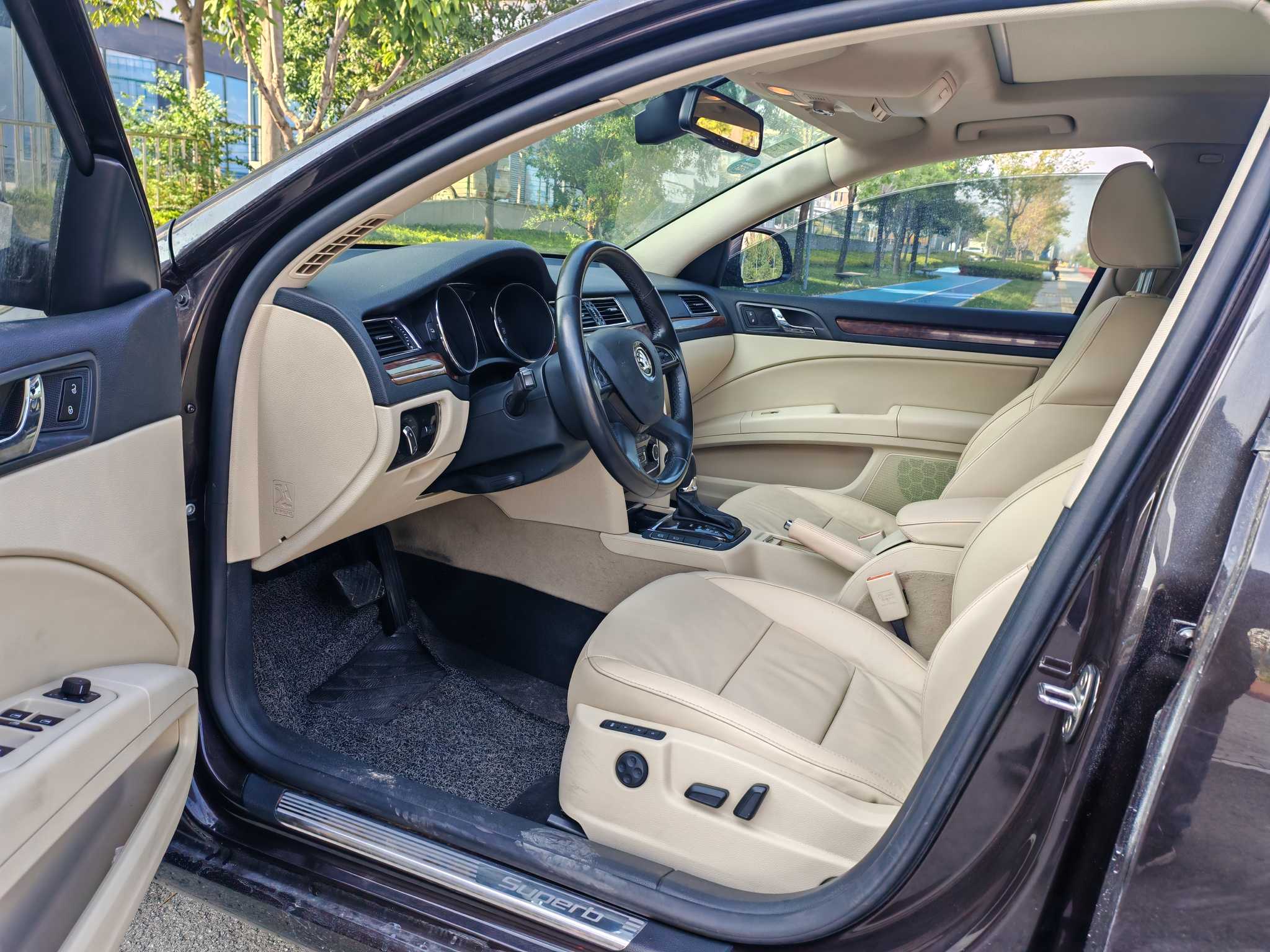 Skoda Superb Combi 2015 car image #8