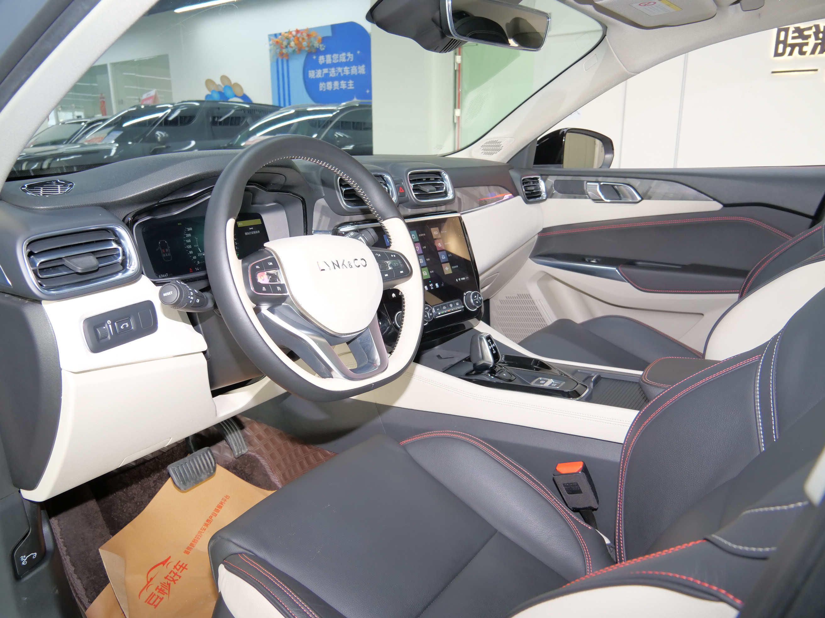 Lynk & Co 02 2019 car image #8