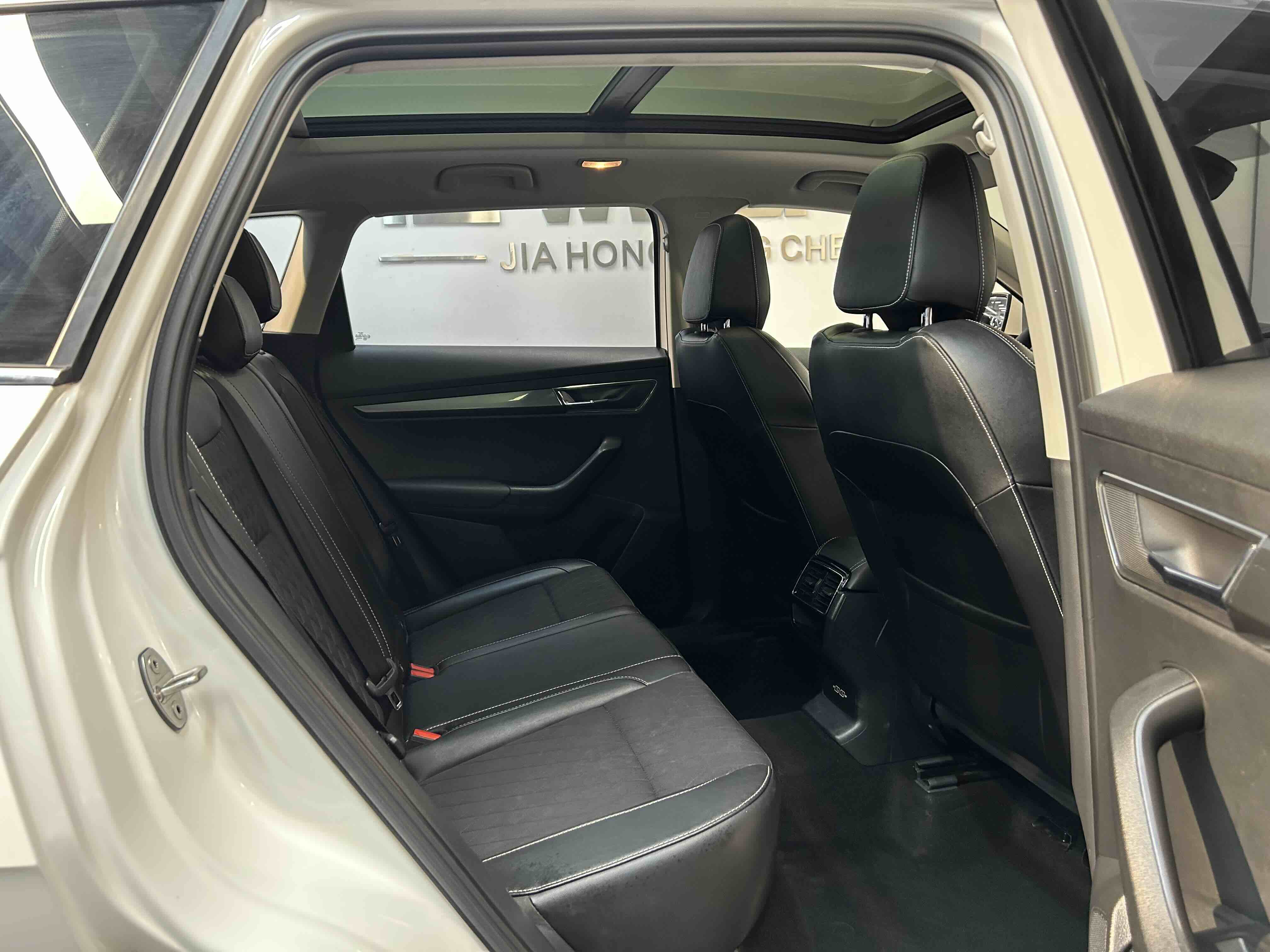 Skoda Karoq 2020 car image #8