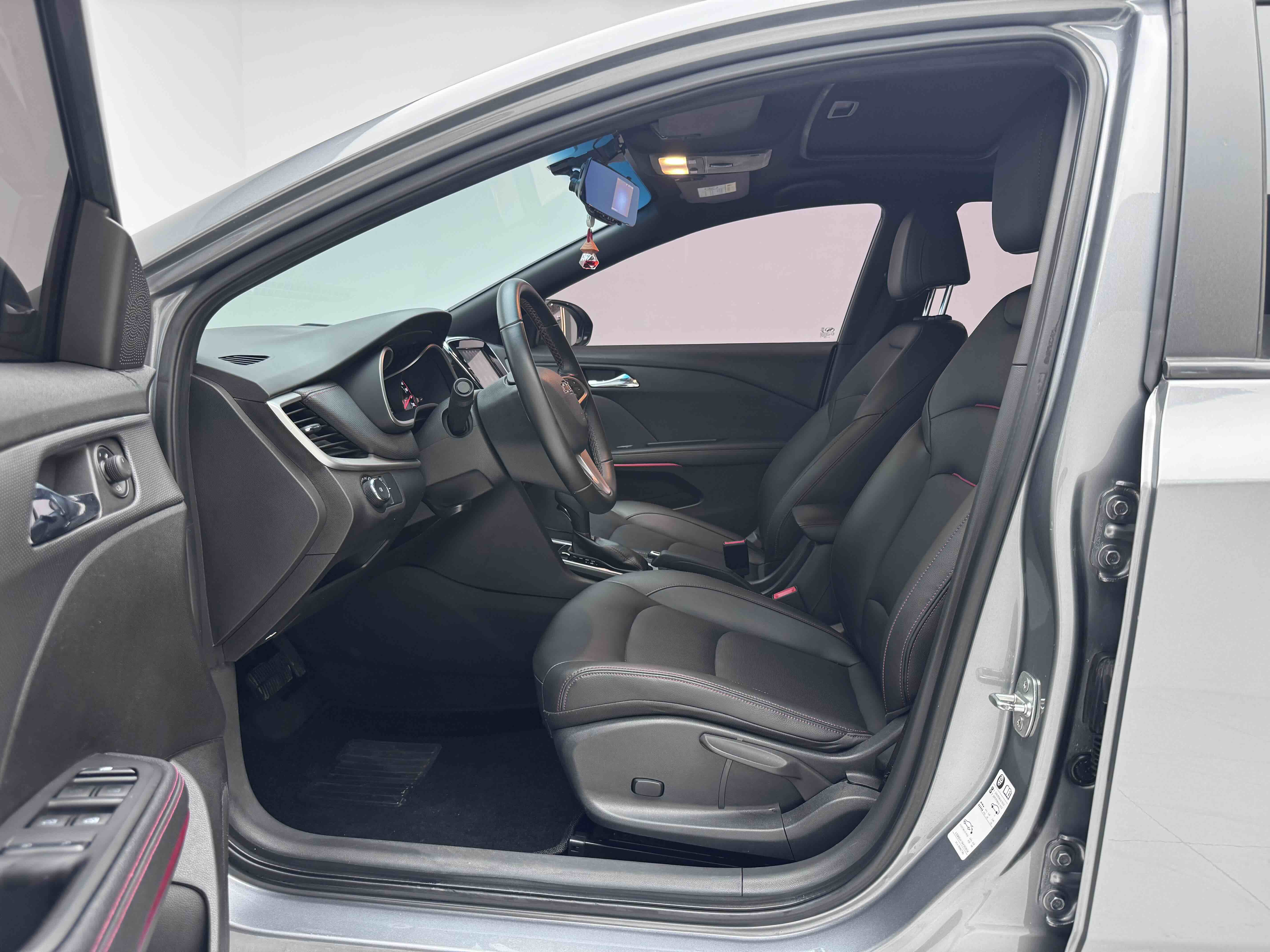 2019 car image #8