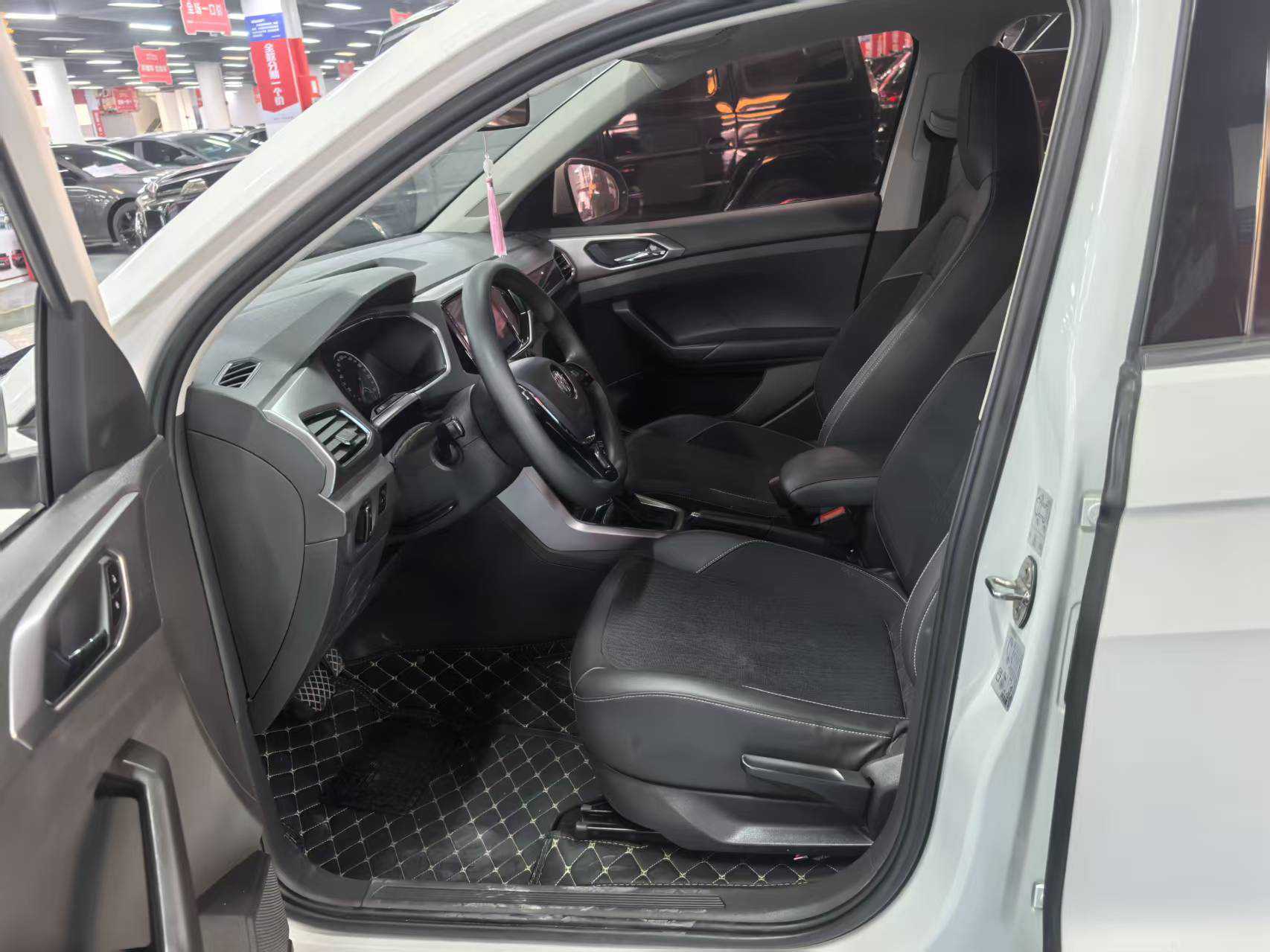 Volkswagen 2019 car image #8