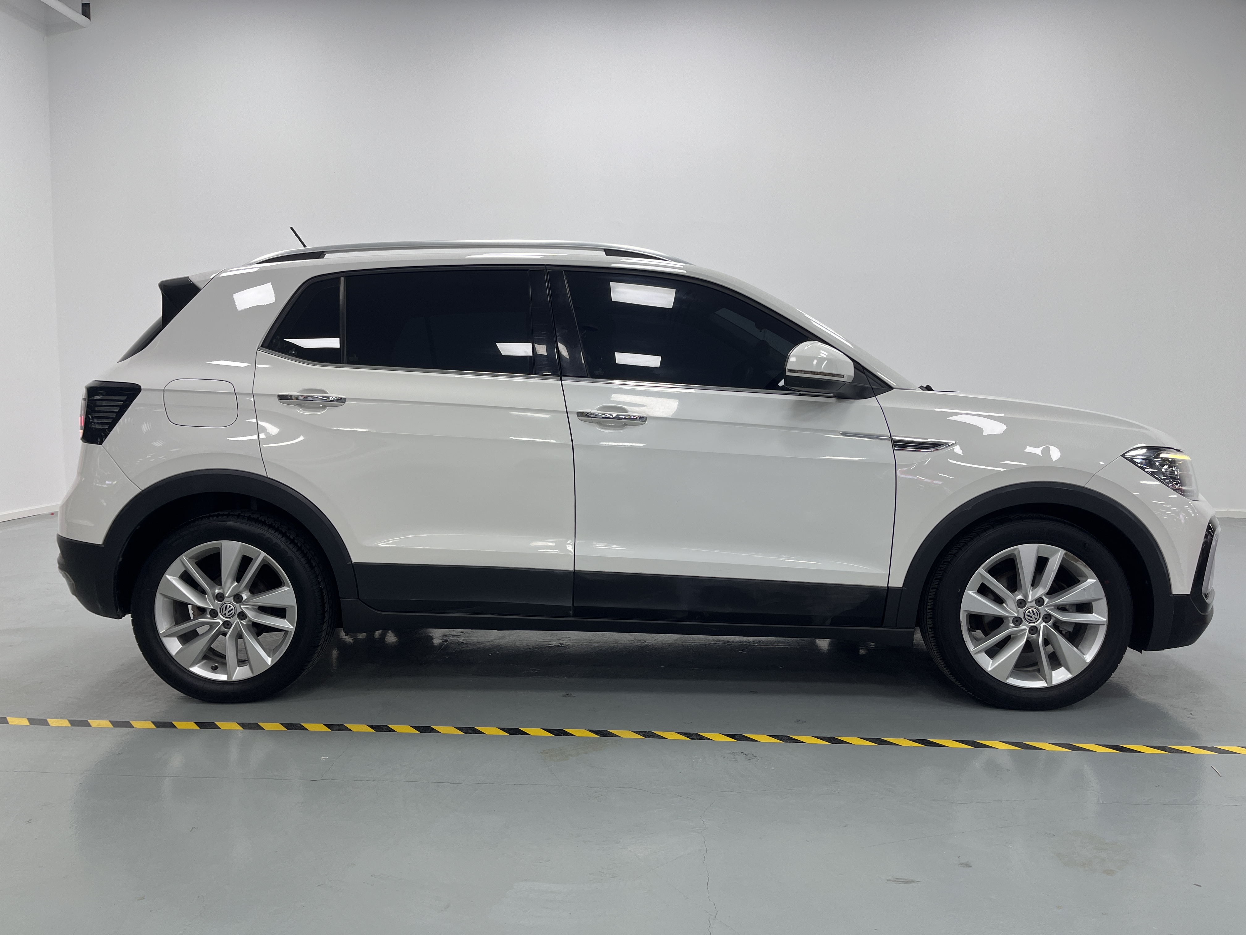 Volkswagen 2019 car image #8