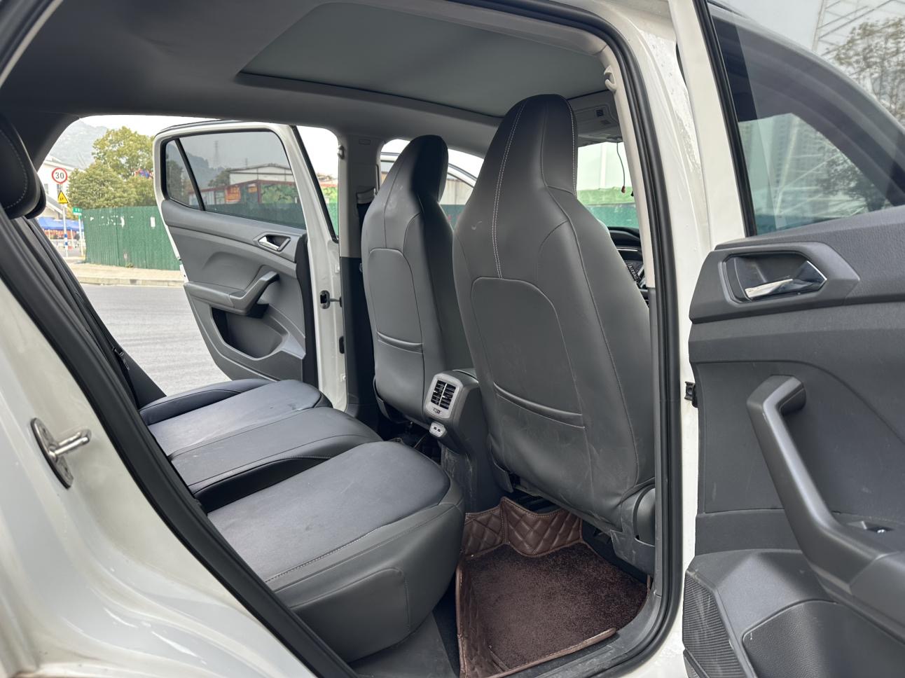 Volkswagen 2019 car image #8