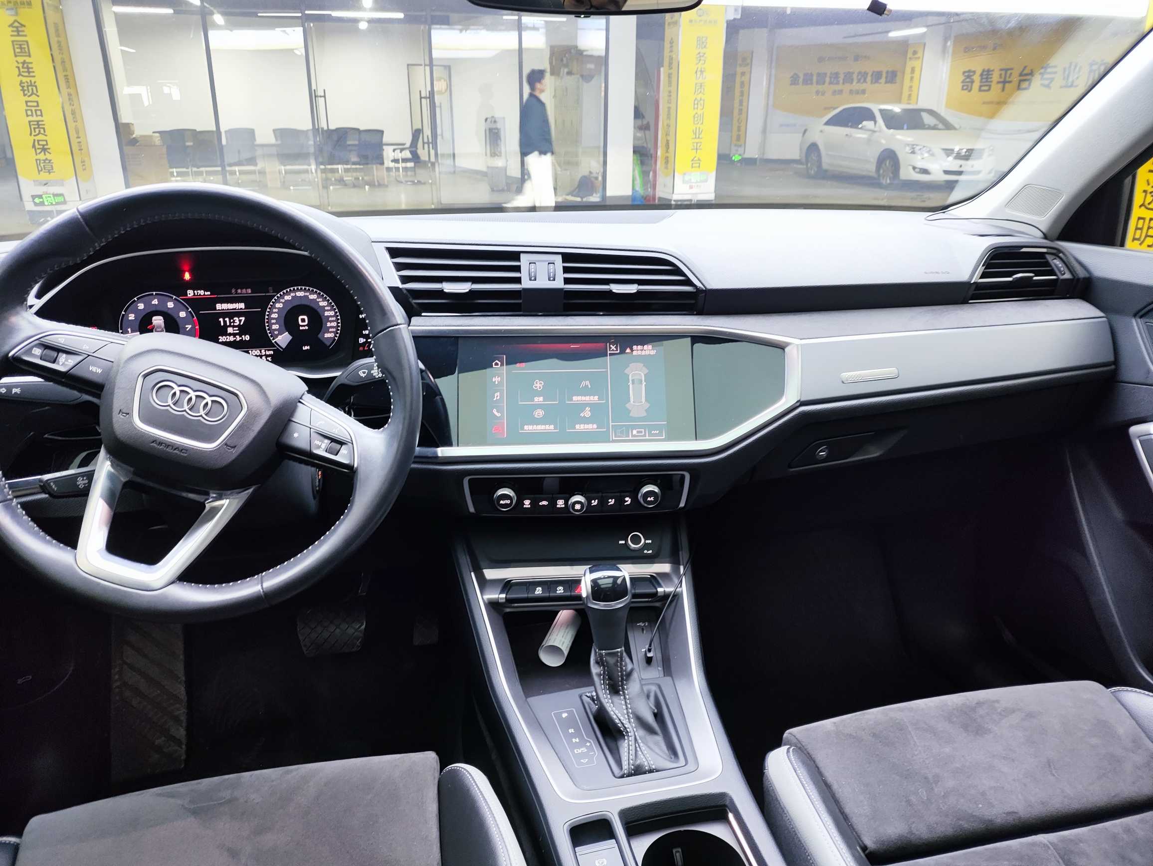 Audi Q3 2020 car image #8