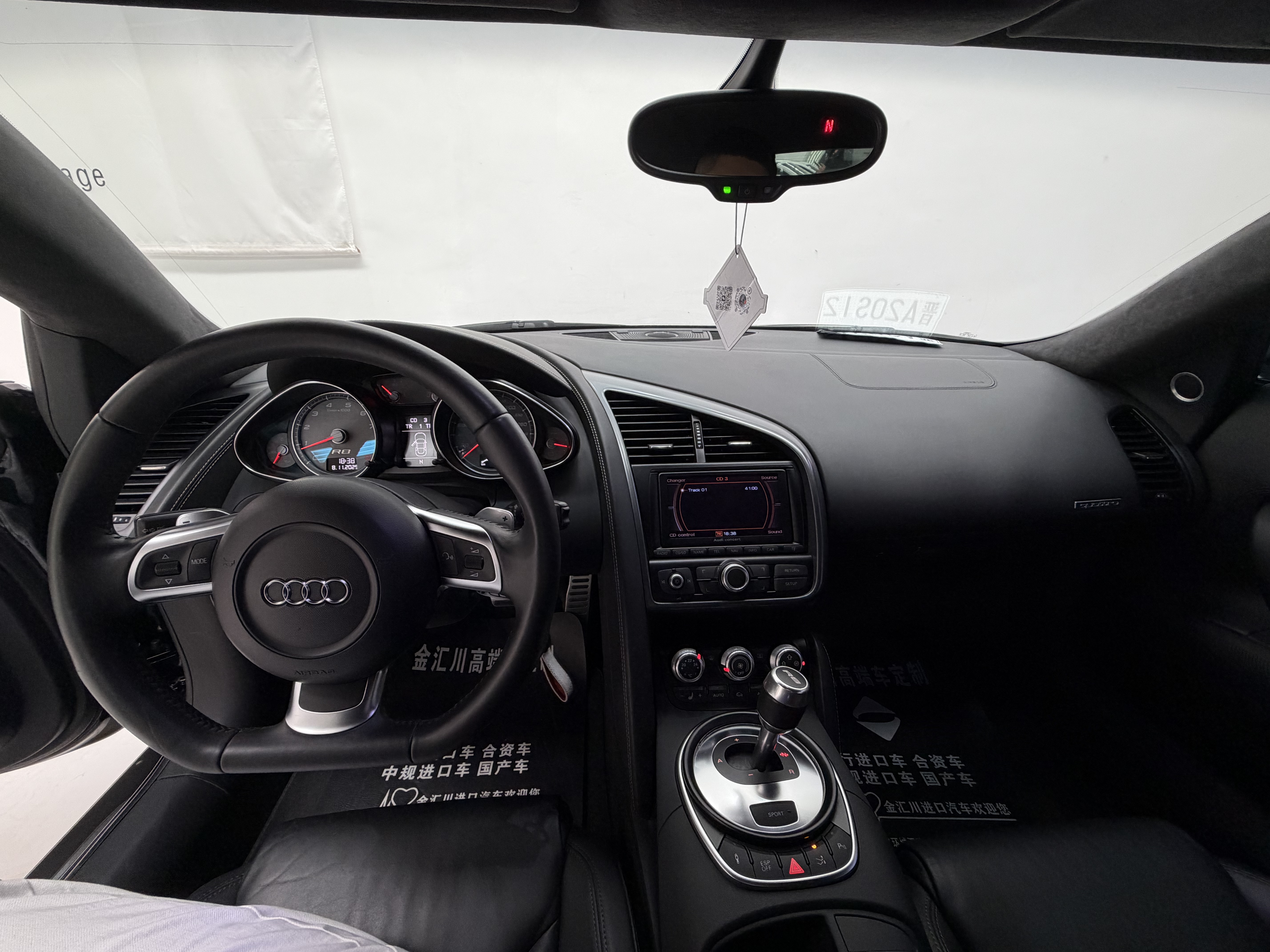 Audi R8 2010 car image #8