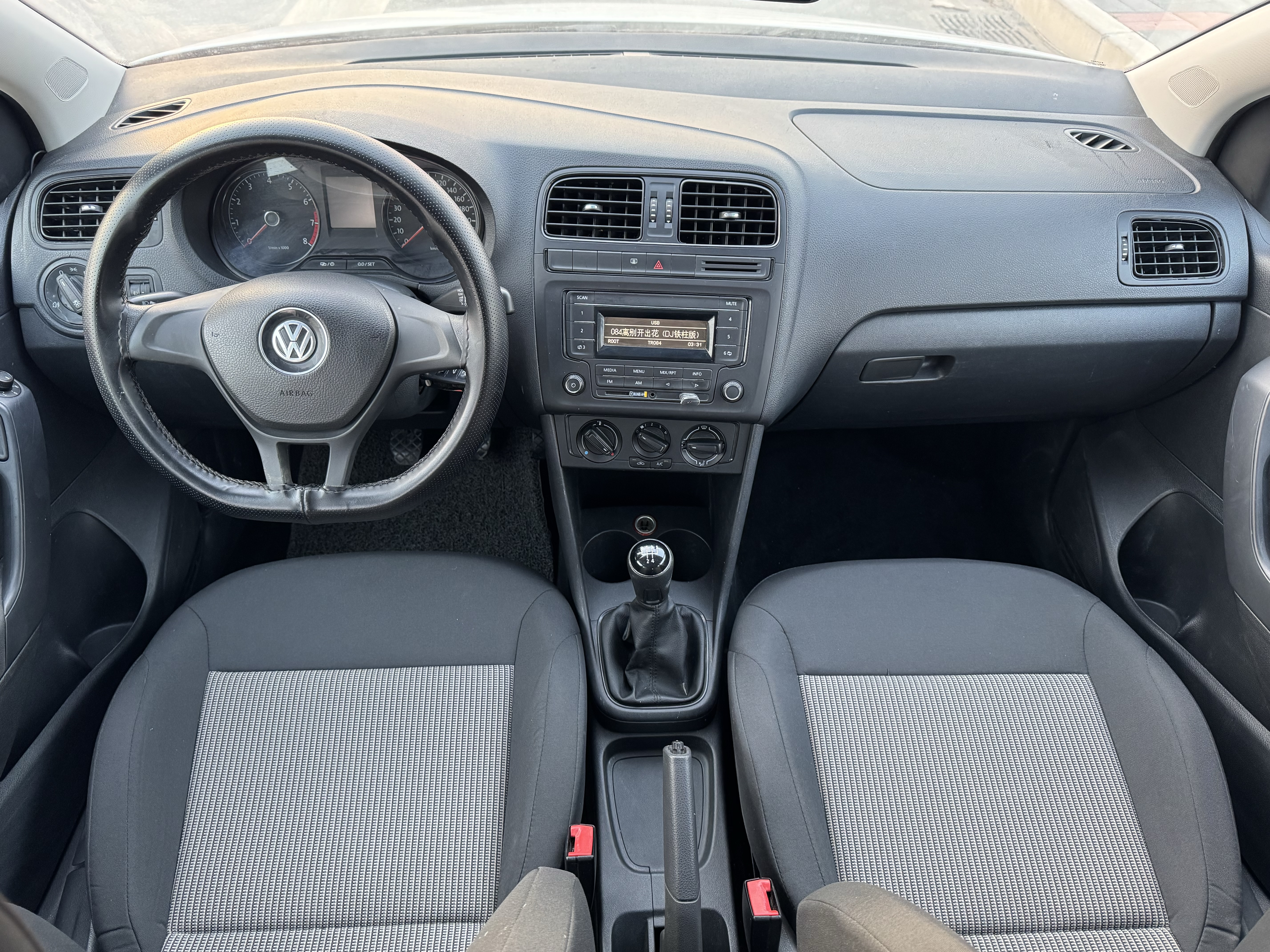 Volkswagen Polo 2015 car image #8