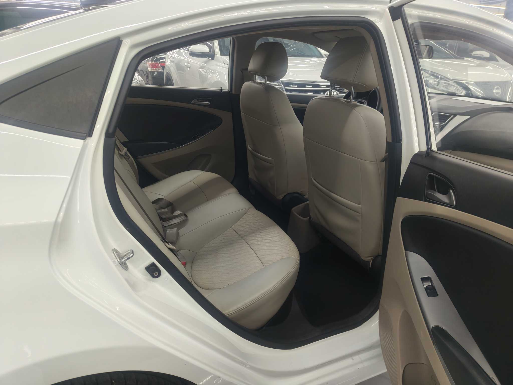 Hyundai Reina 2016 #8 Hyundai Reina 2016 car image #8