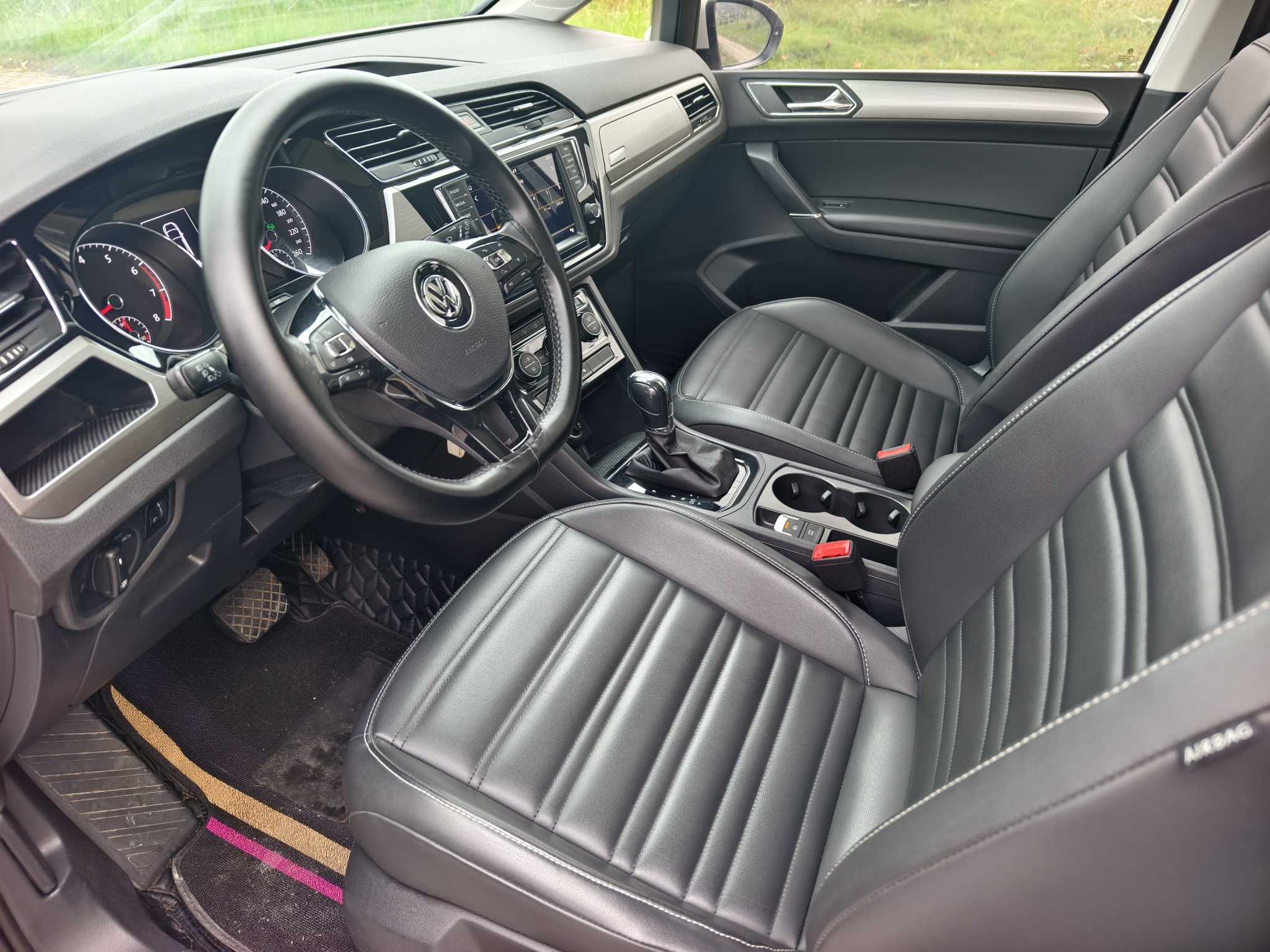 Volkswagen Touran 2018 car image #8