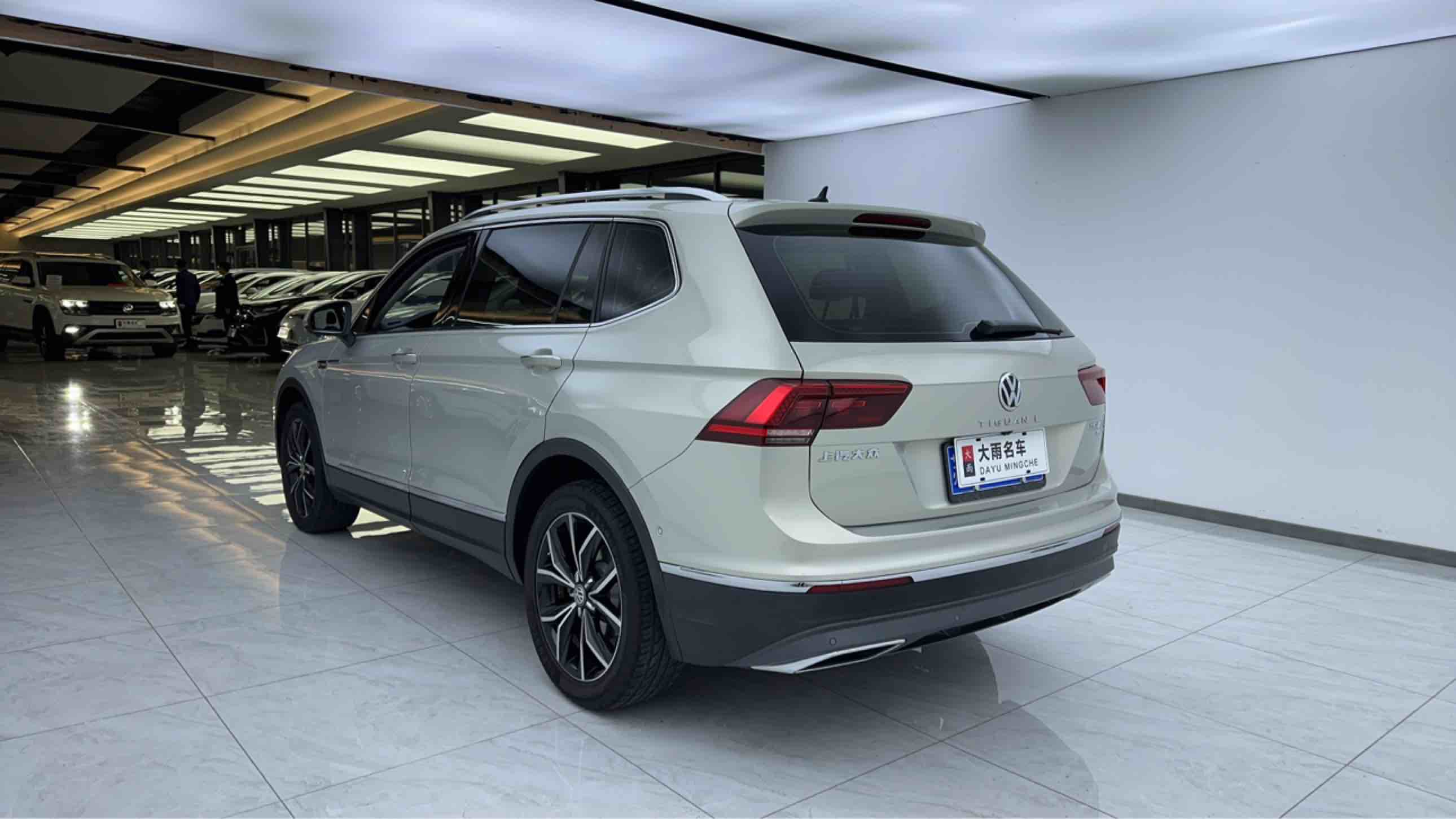 Volkswagen Tiguan L 2019 #8 Volkswagen Tiguan L 2019 car image #8