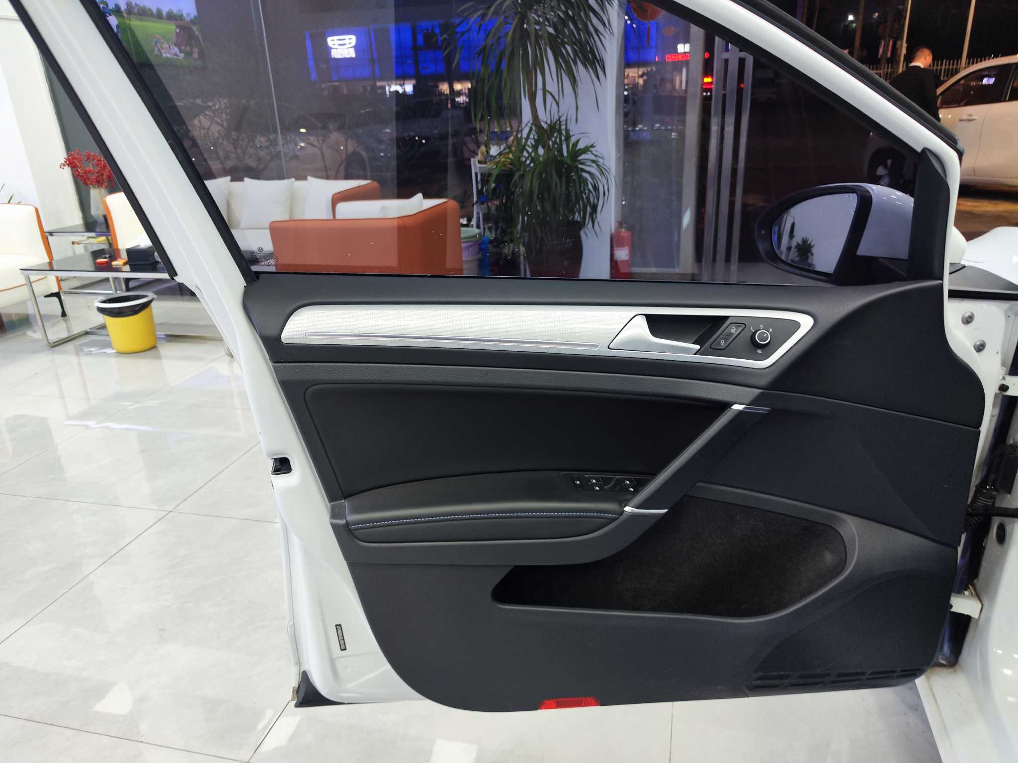 Volkswagen Golf Pure Electric 2020 car image #8