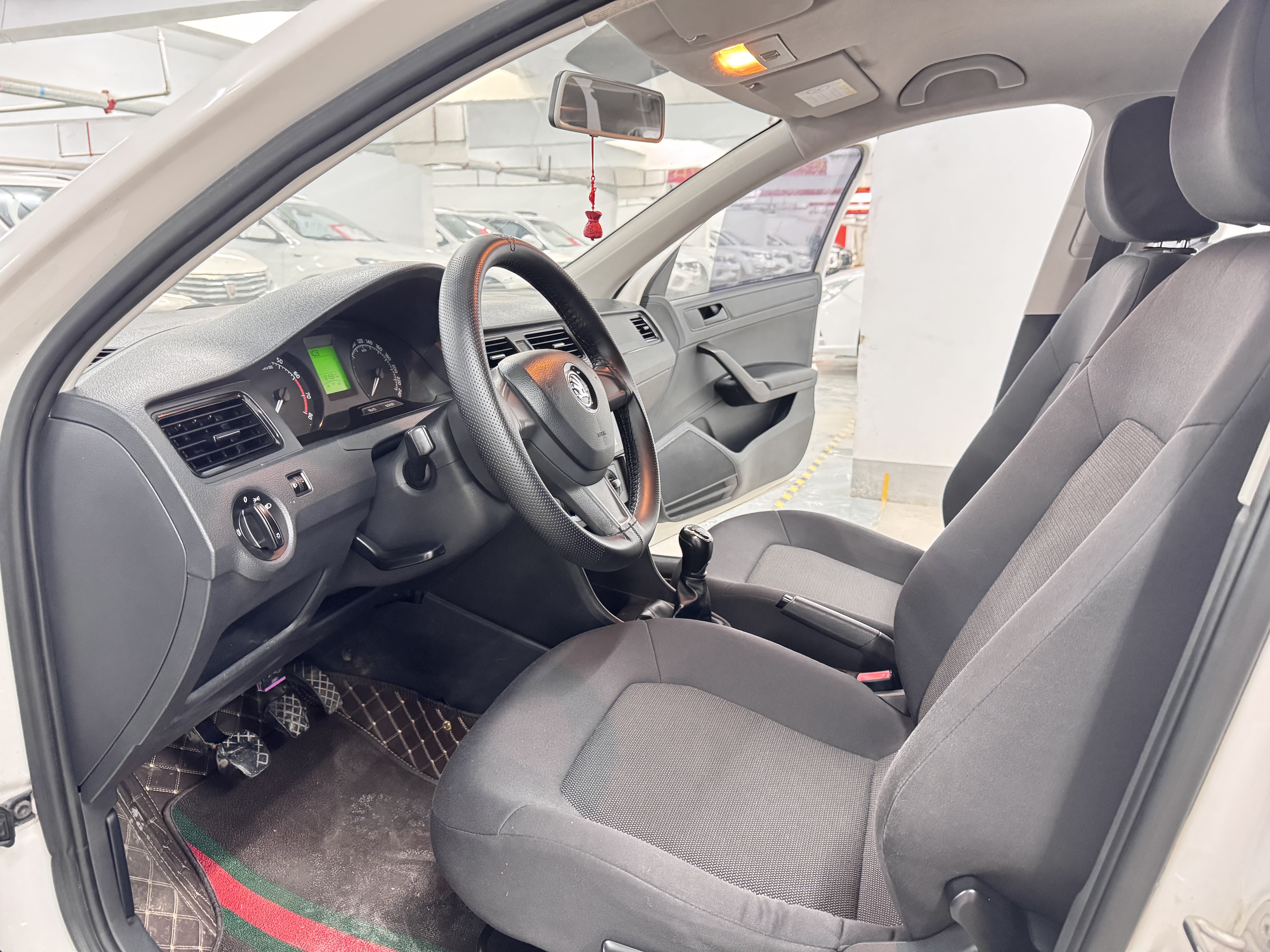 Skoda Rapid Spaceback 2015 car image #8