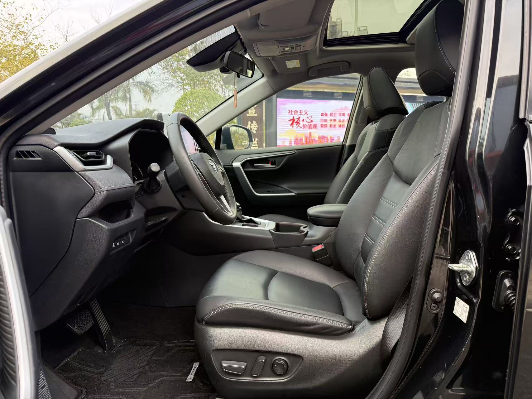 Toyota RAV4 2021 car image #8