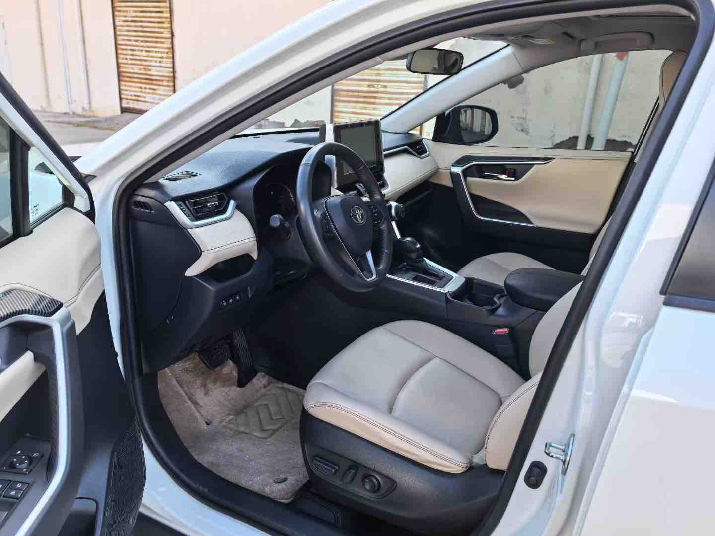 Toyota RAV4 2022 car image #8
