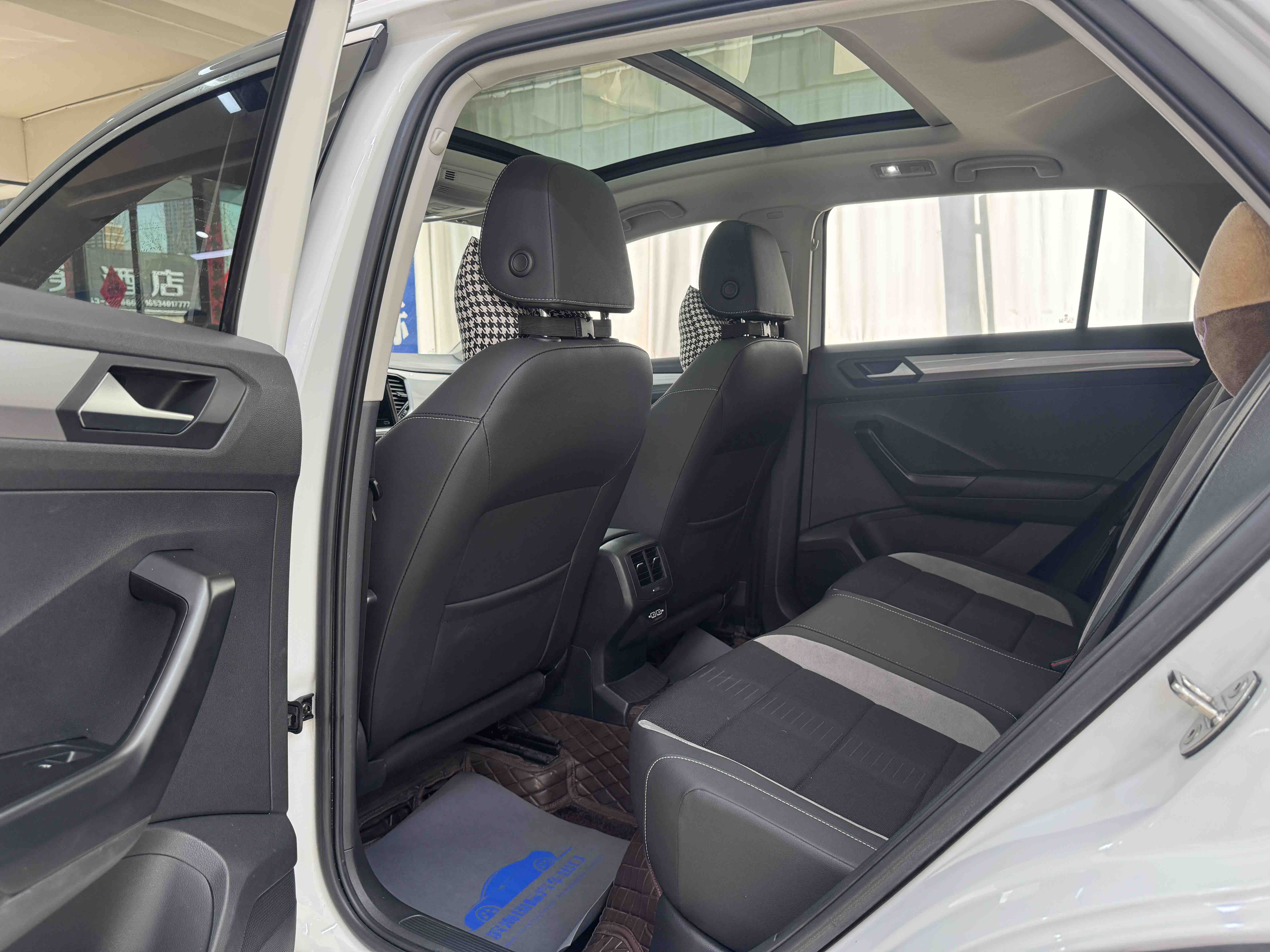 Volkswagen T-Roc 2021 car image #8