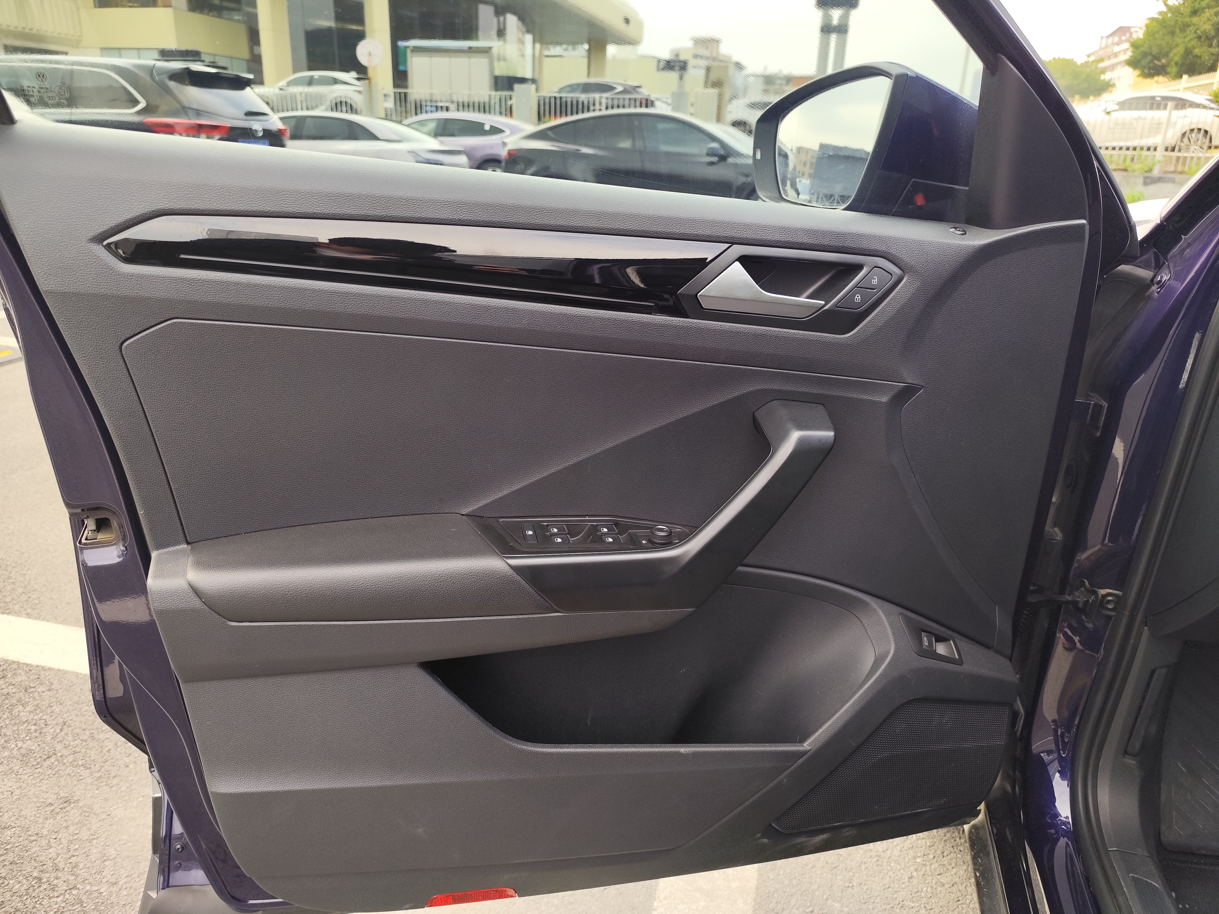 Volkswagen T-Roc 2021 car image #8