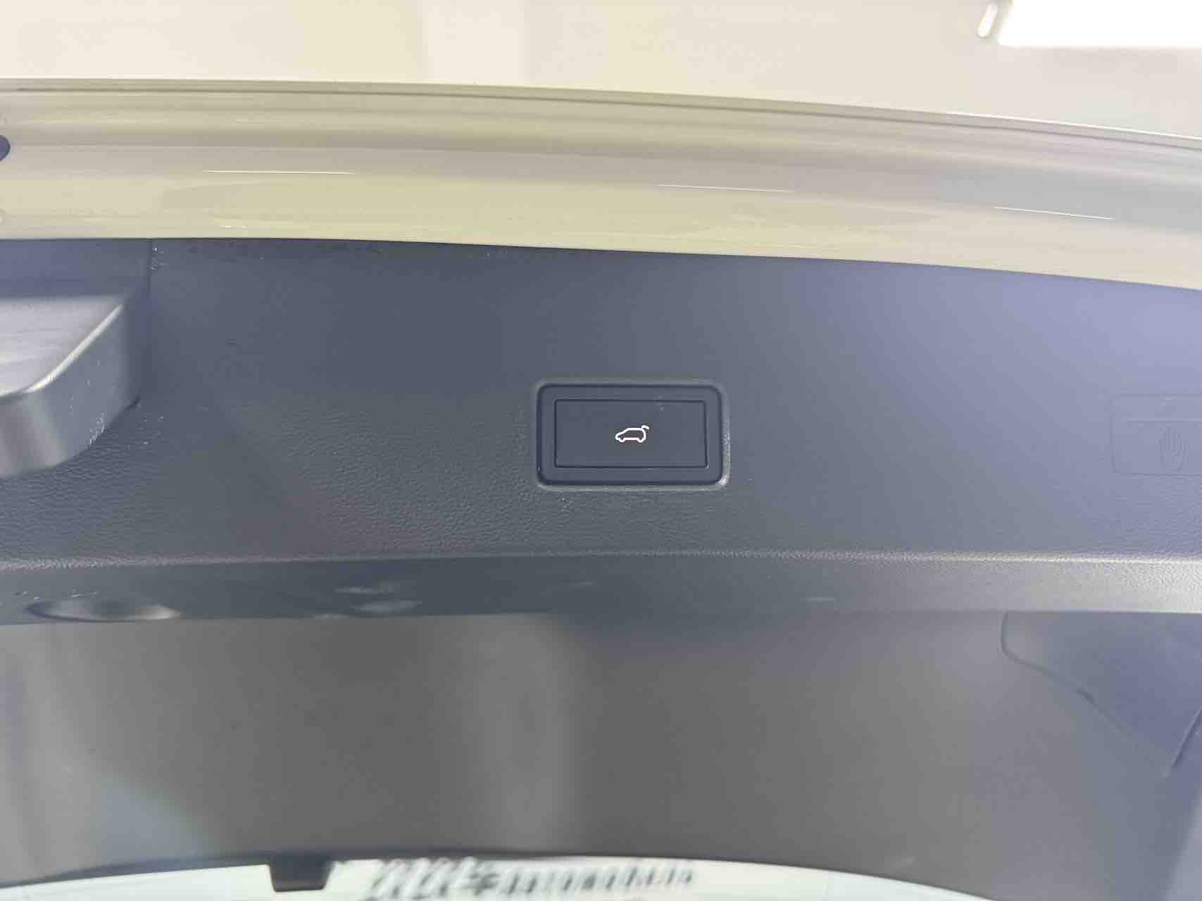 Volkswagen T-Roc 2022 car image #8