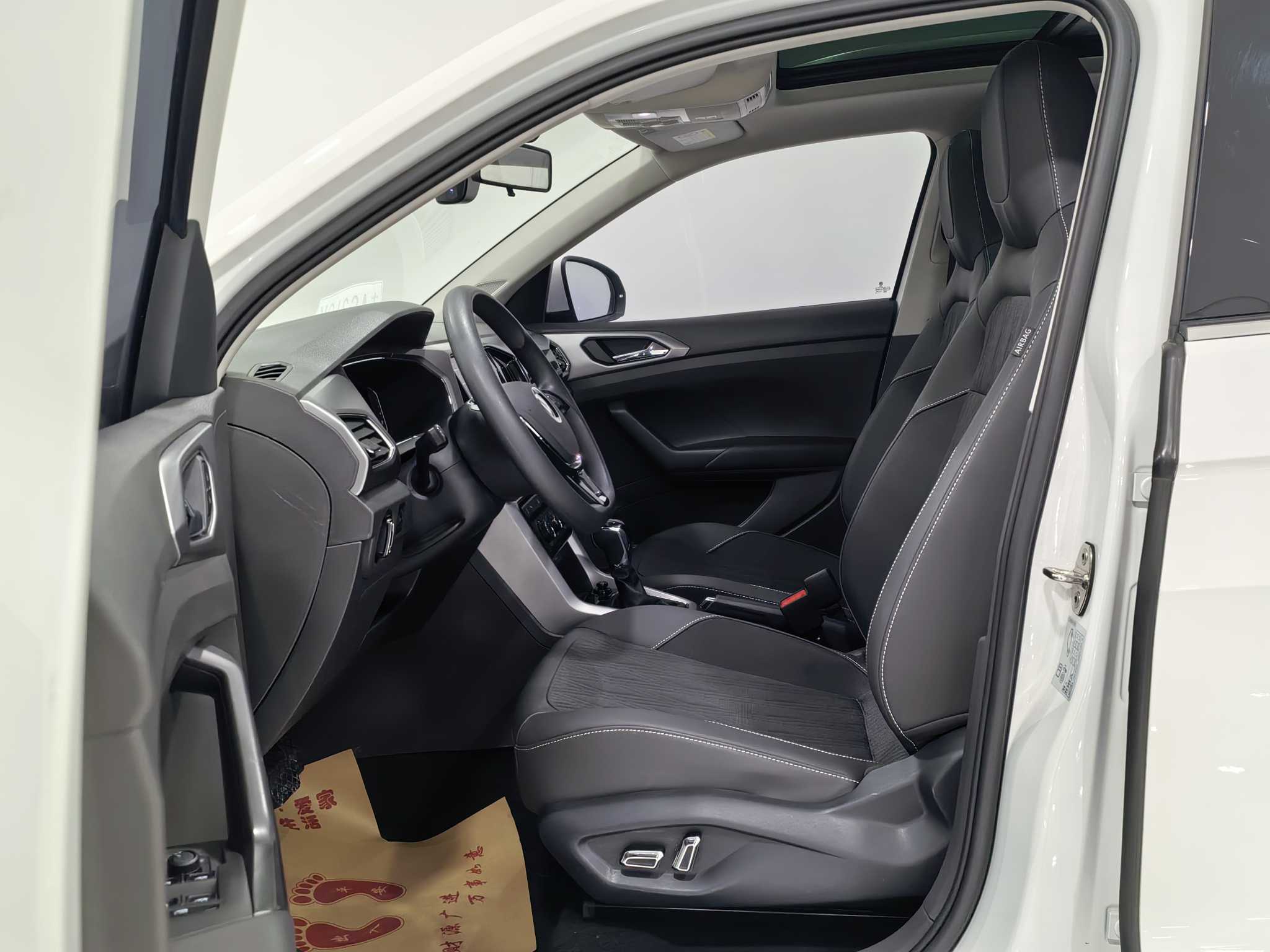 Volkswagen T-Cross 2022 car image #8