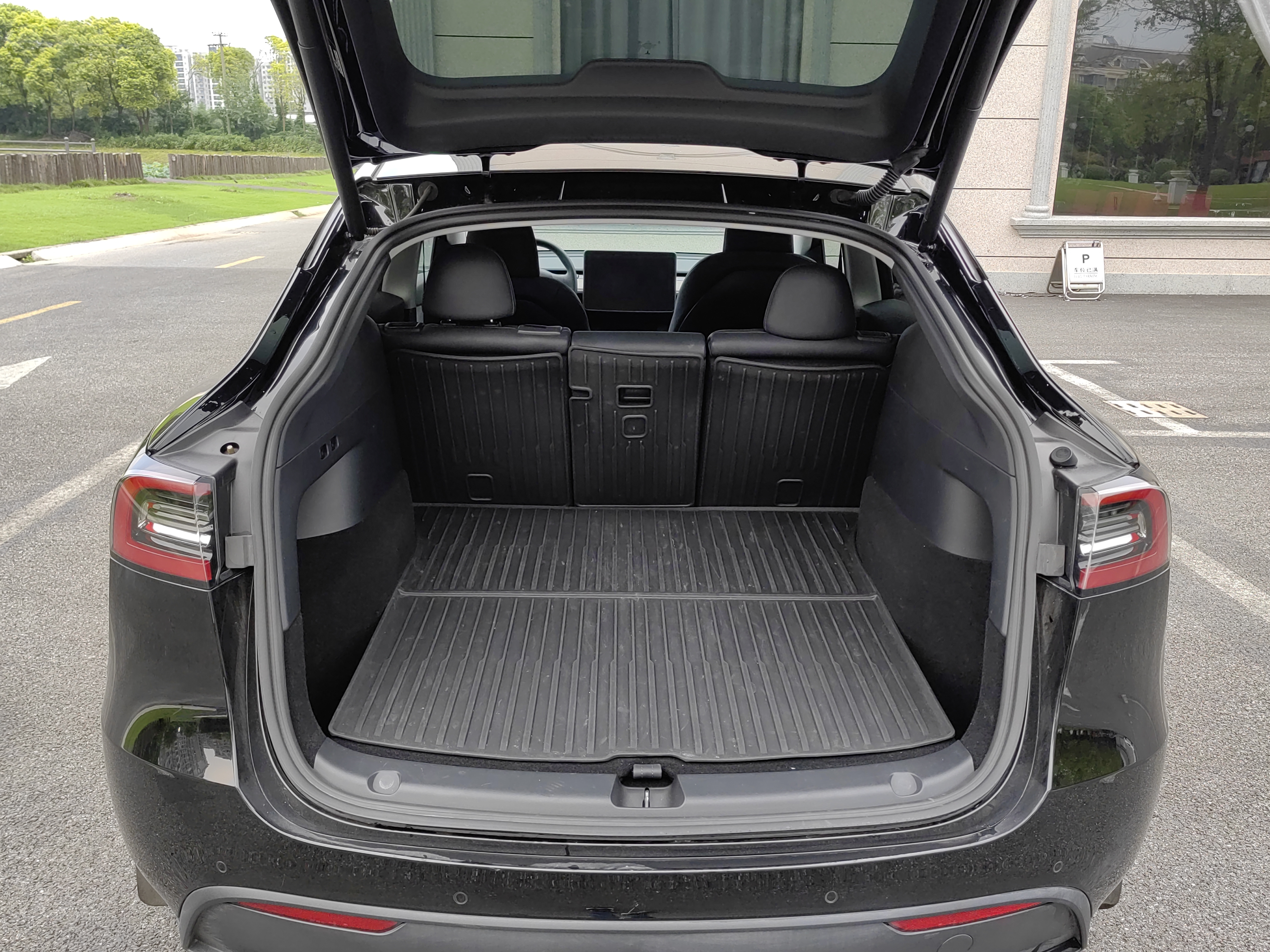 Tesla Model Y 2022 #8 Tesla Model Y 2022 car image #8