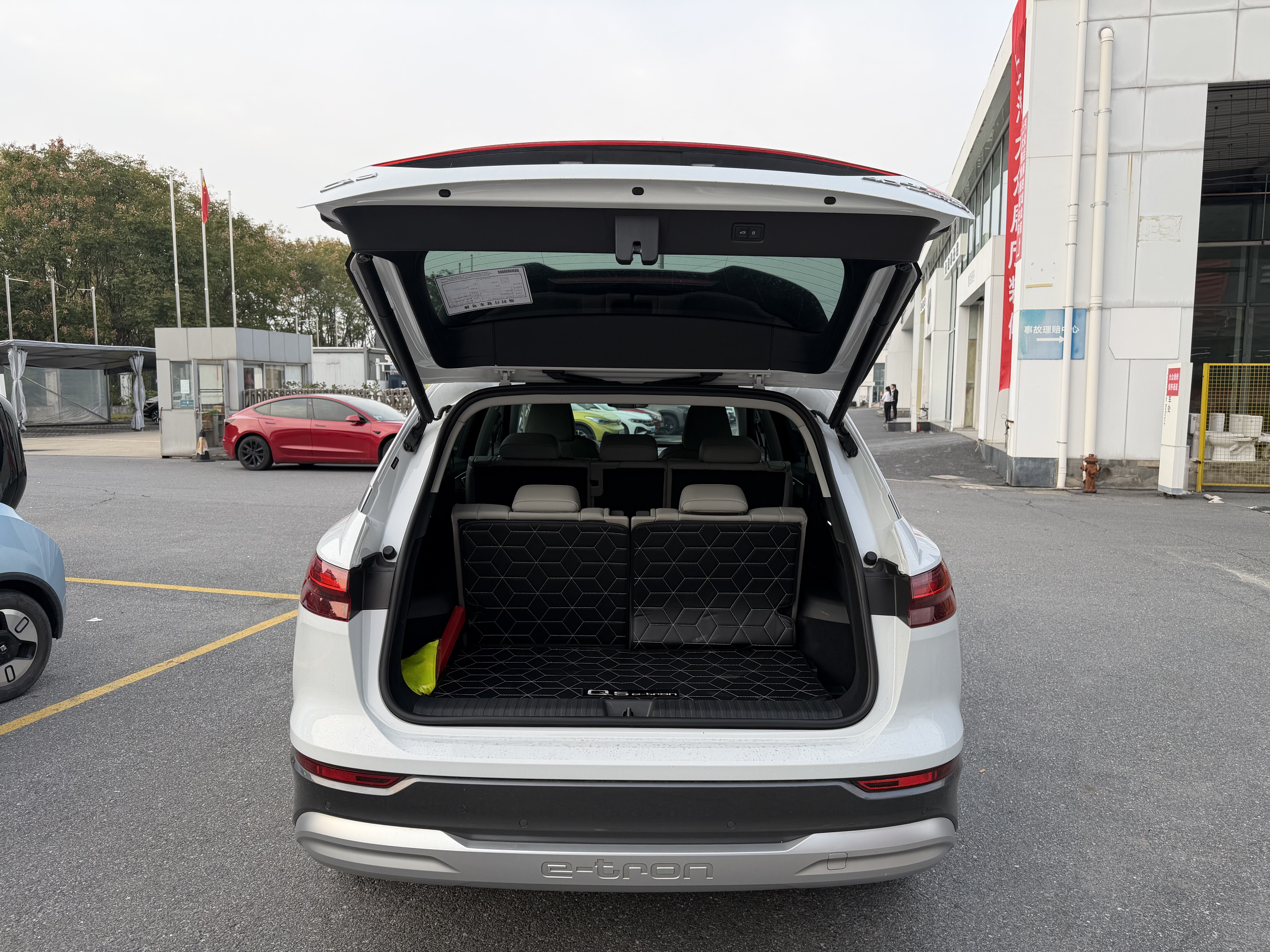 Audi Q5 e-tron 2023 #8 Audi Q5 e-tron 2023 صورة سيارة #8