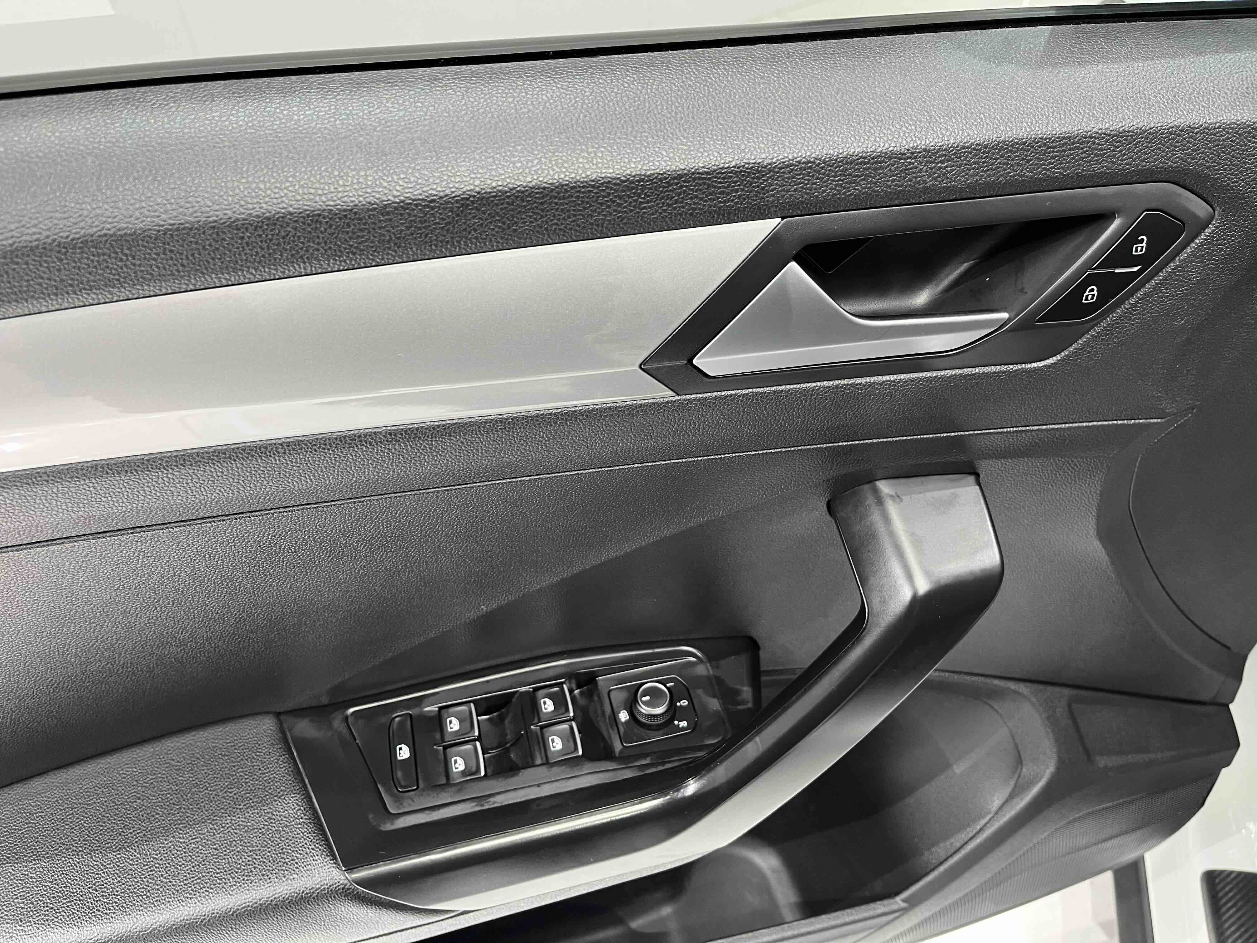 Volkswagen T-Roc 2022 car image #8