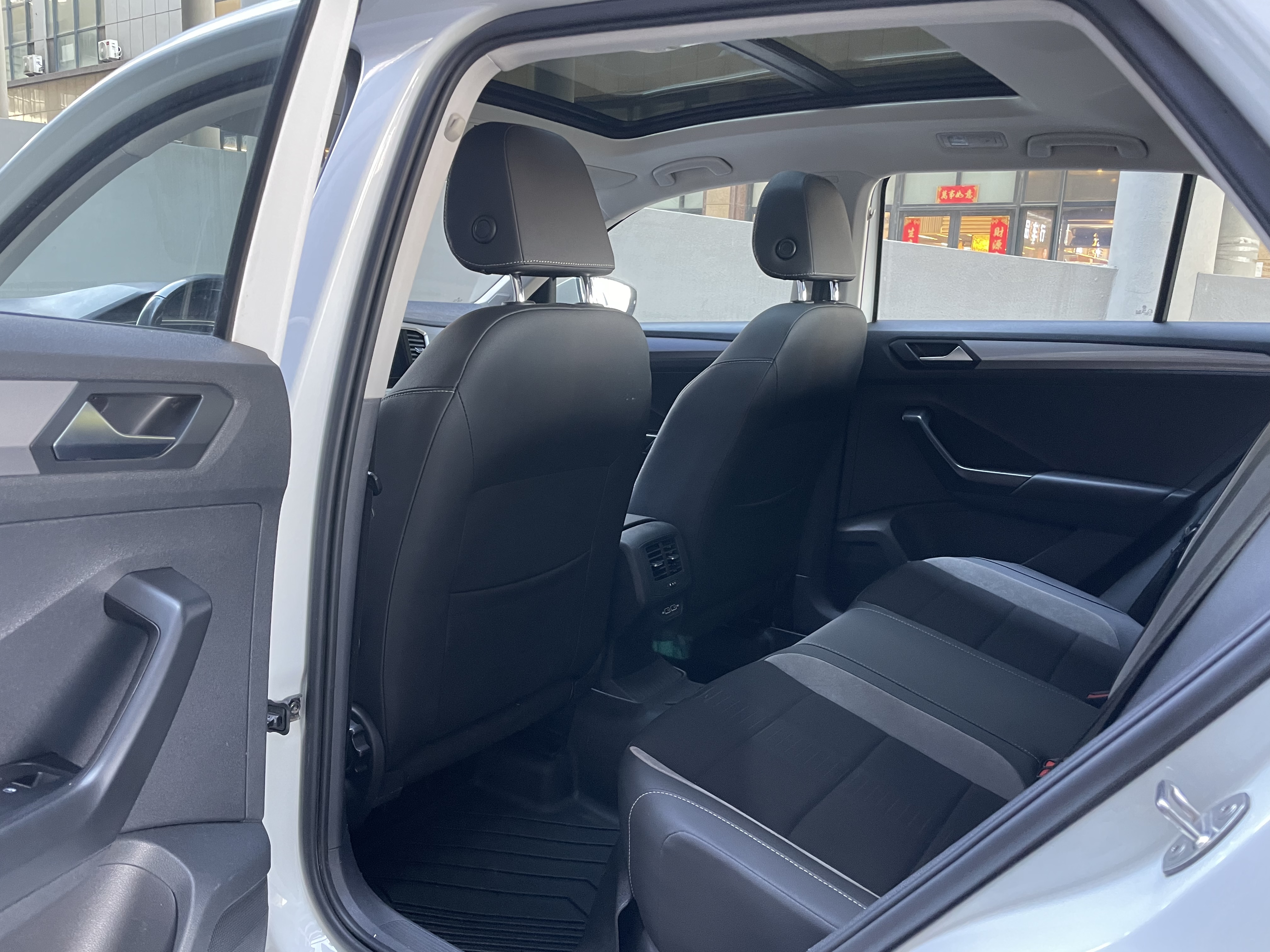 Volkswagen T-Roc 2022 car image #8