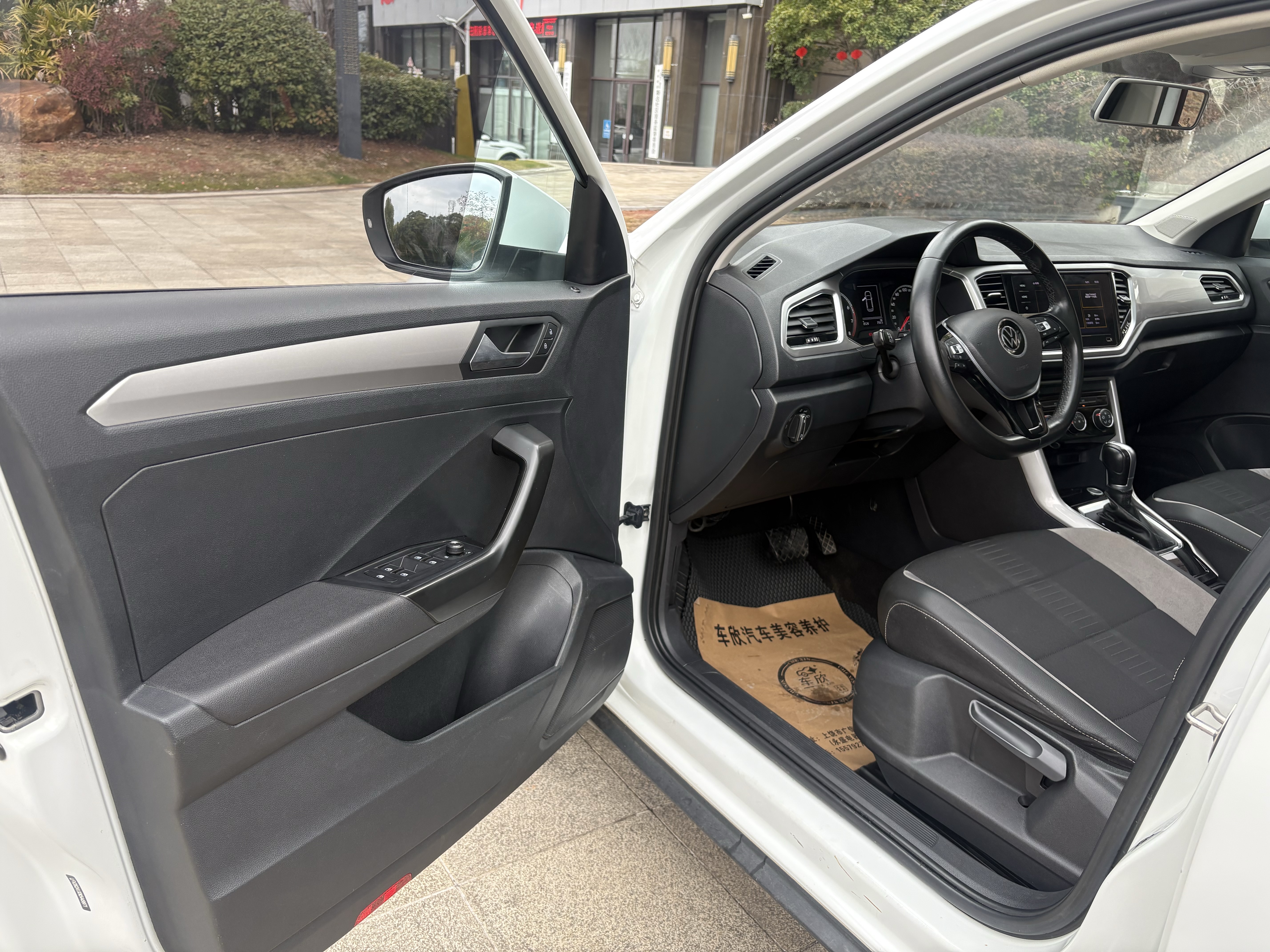T-Roc 2023 car image #8