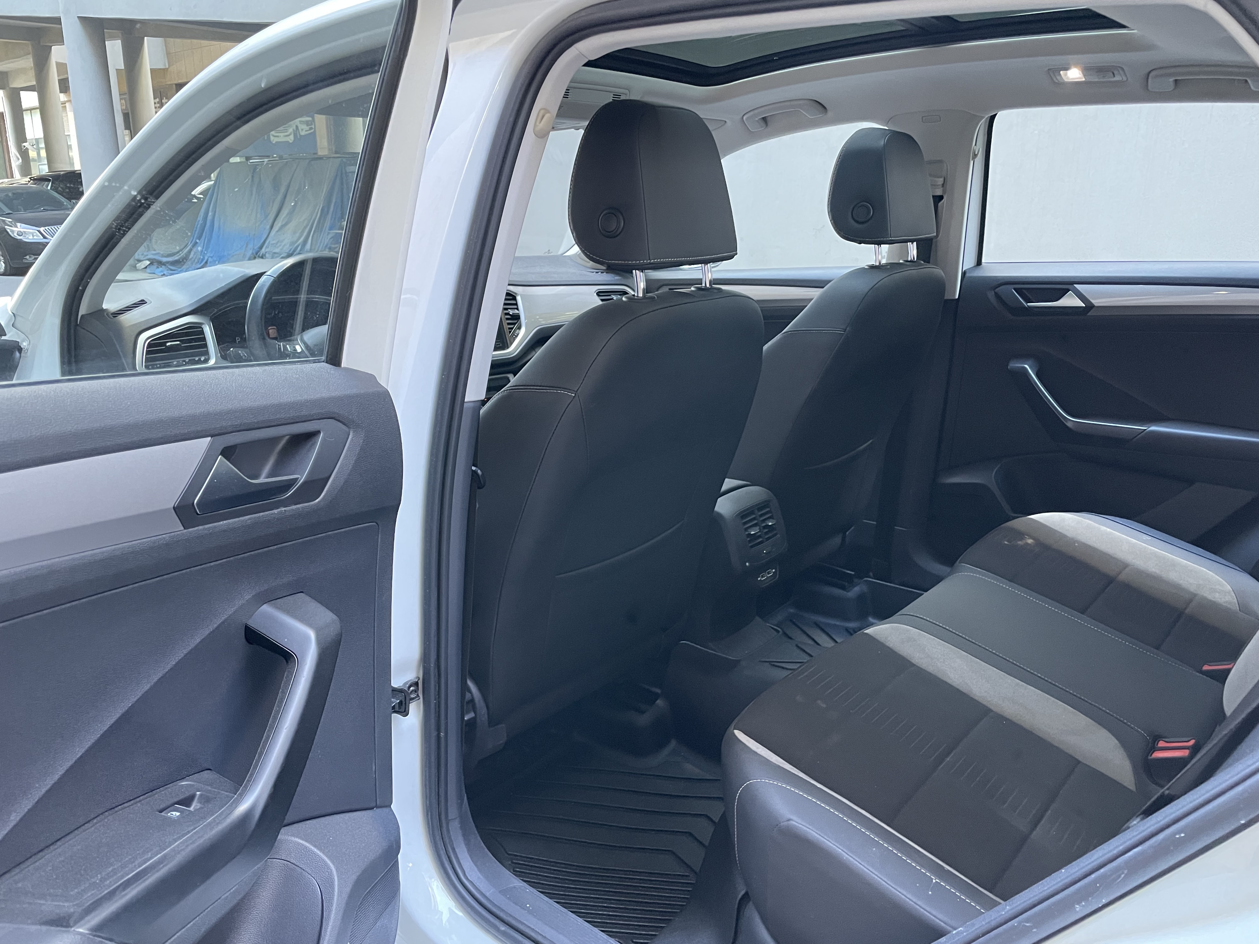 Volkswagen T-Roc 2022 car image #8