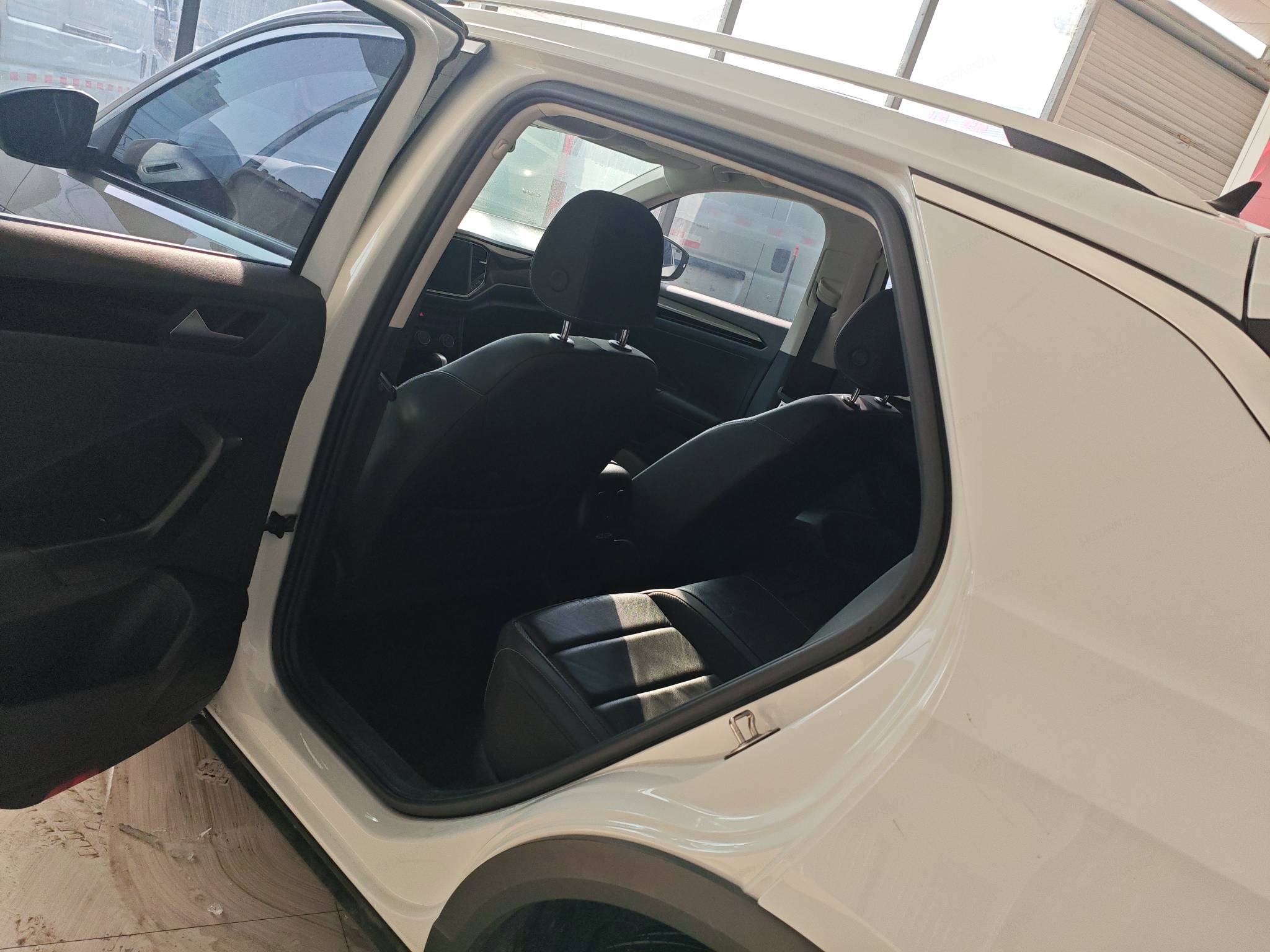 Volkswagen T-Roc 2023 car image #8