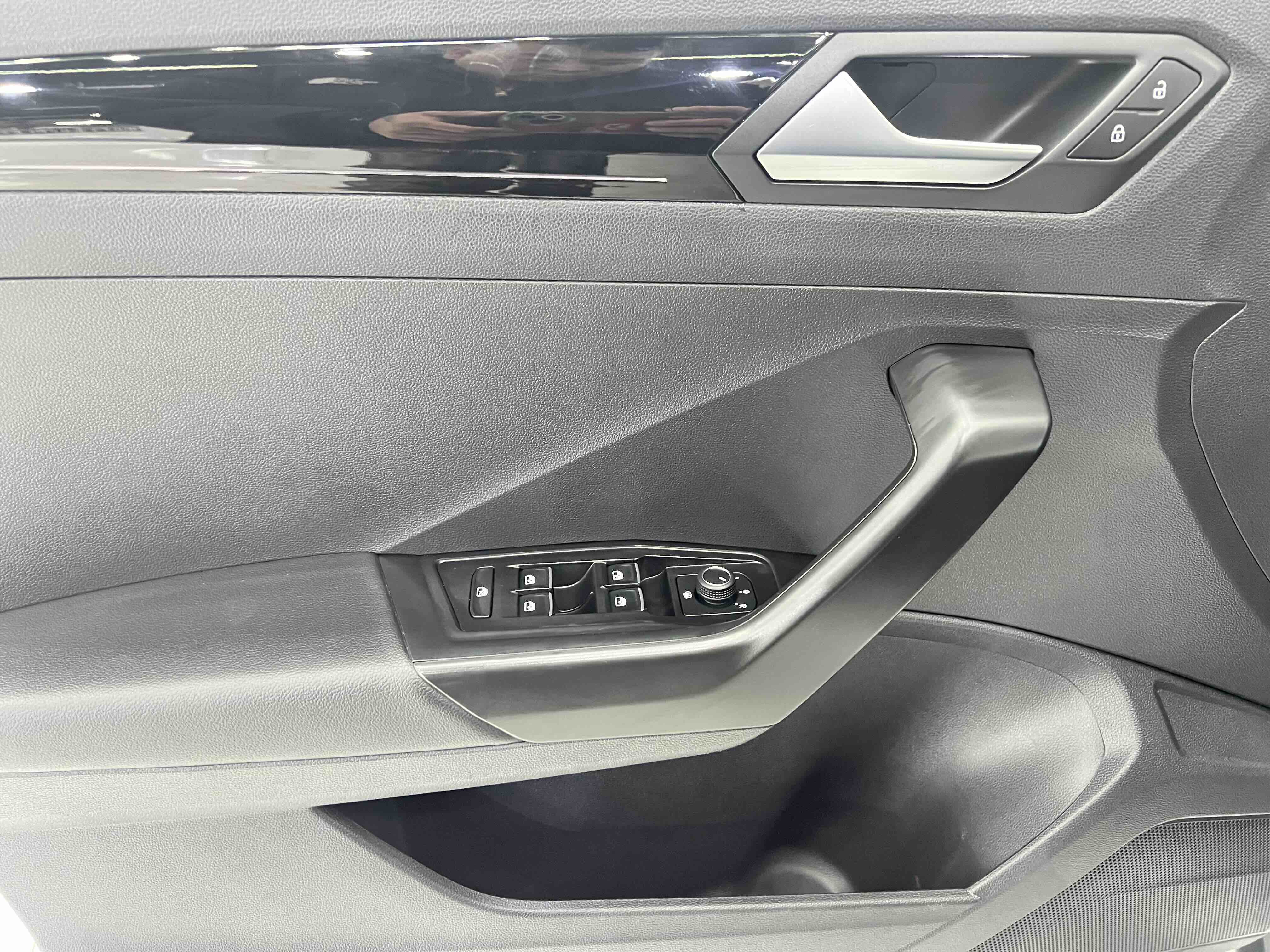 T-Roc 2023 car image #8