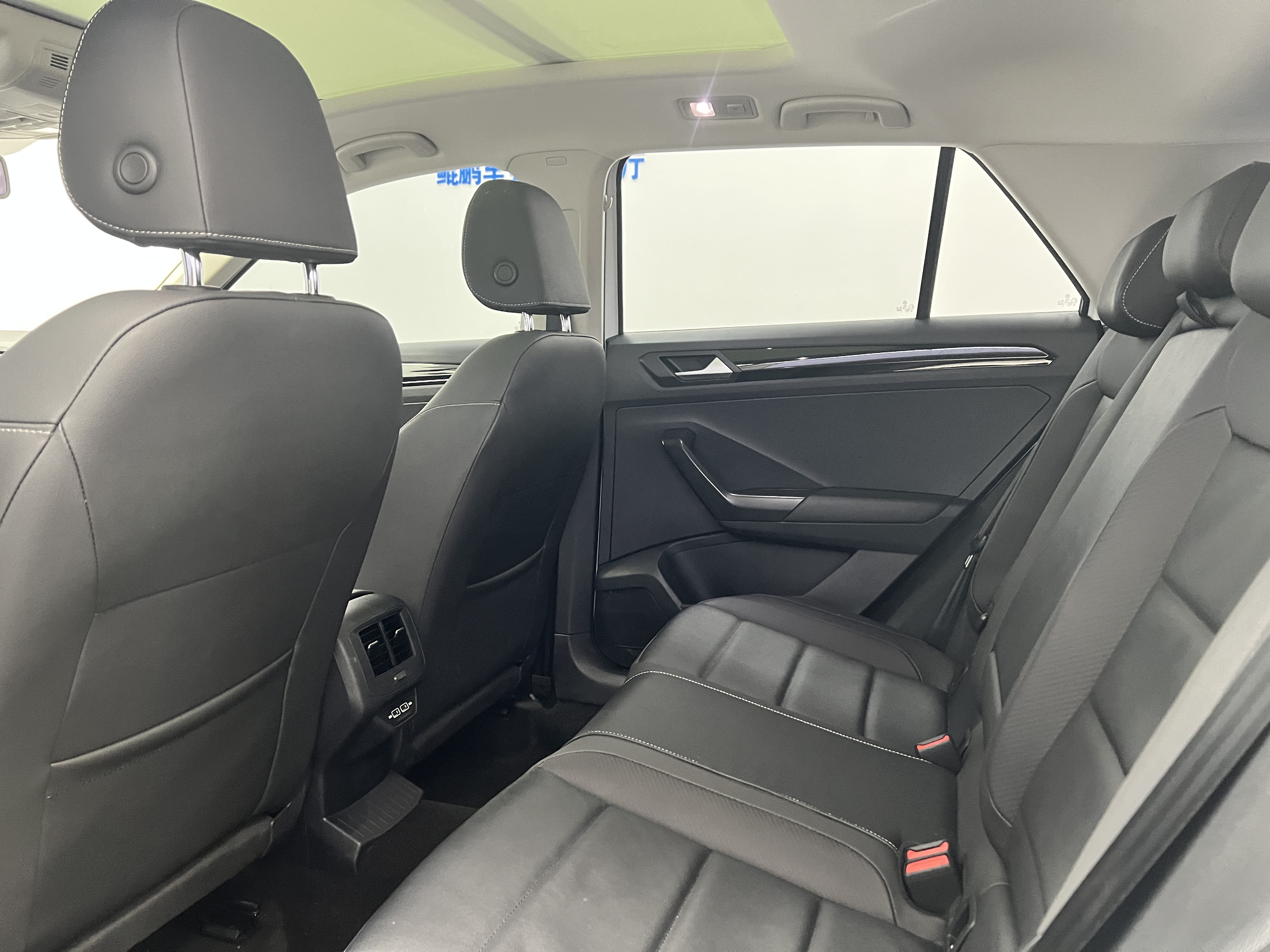 T-Roc 2023 car image #8