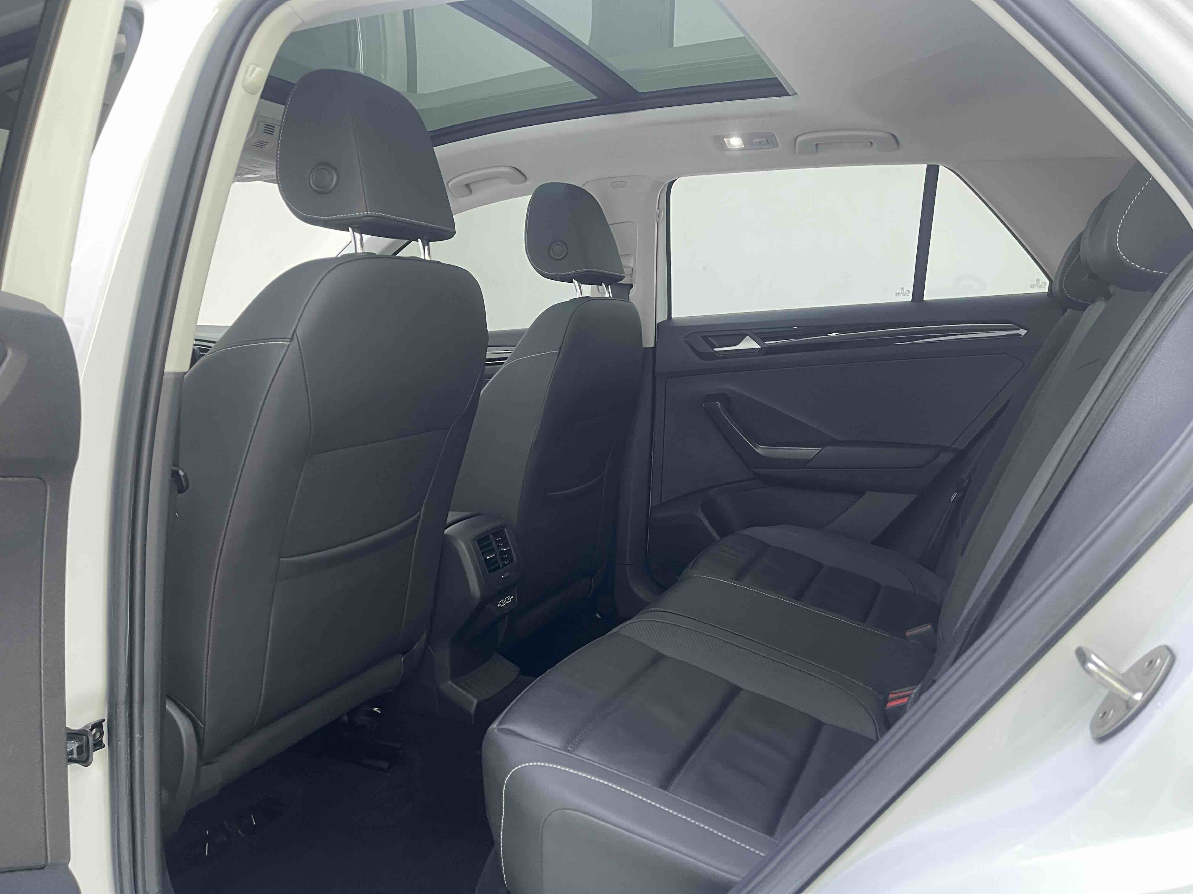 Volkswagen T-Roc 2023 car image #8