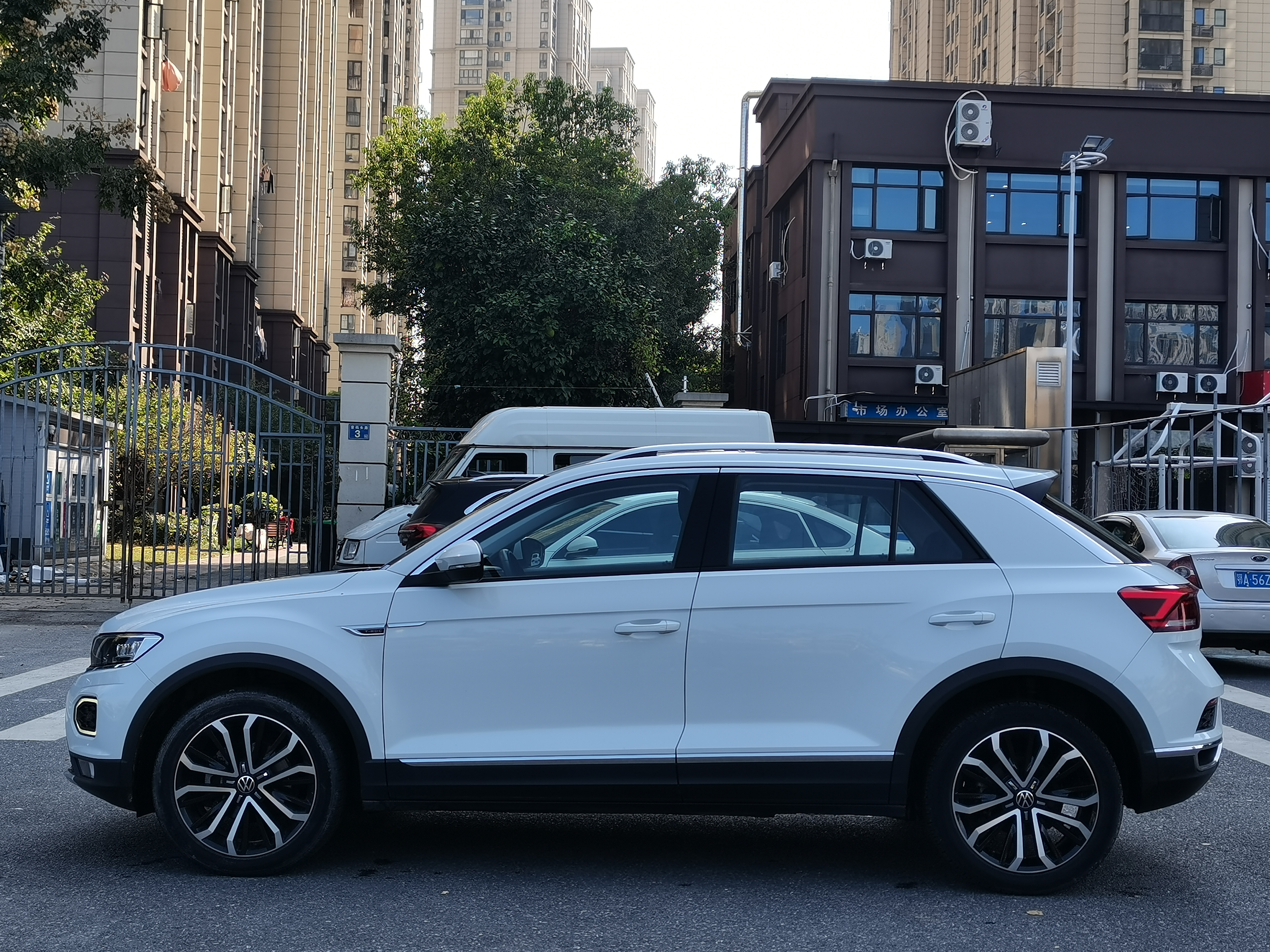 Volkswagen T-Roc 2023 car image #8