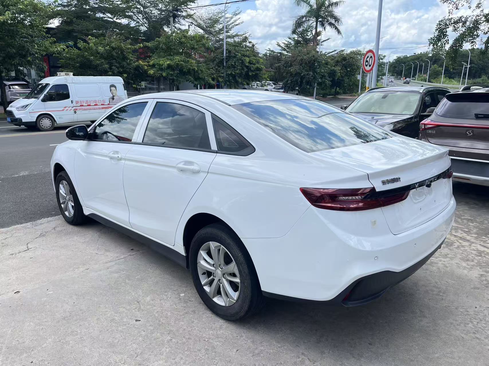 Livan Maple 60S 2022 imagen de coche #8