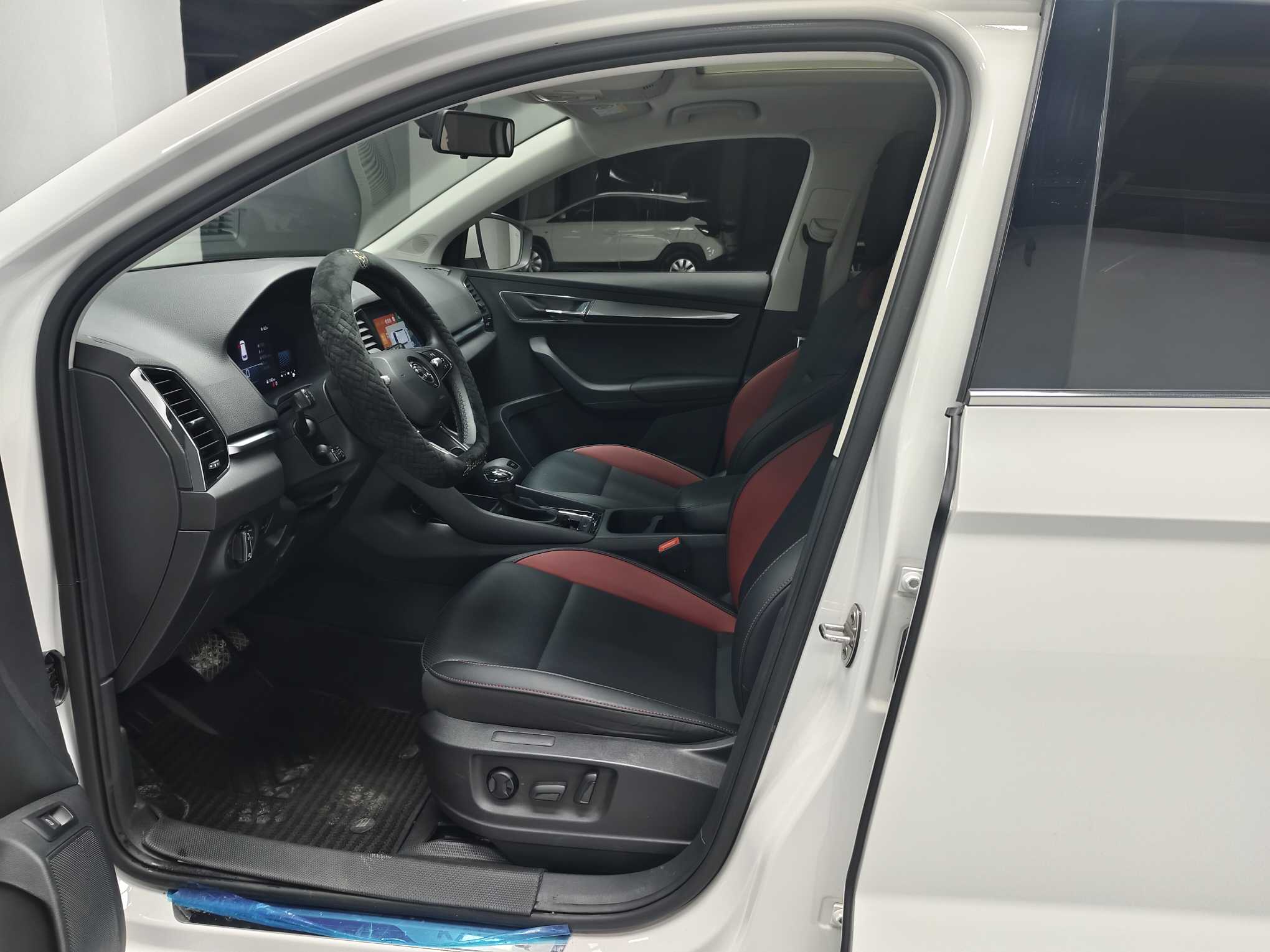 Skoda Karoq 2022 car image #8