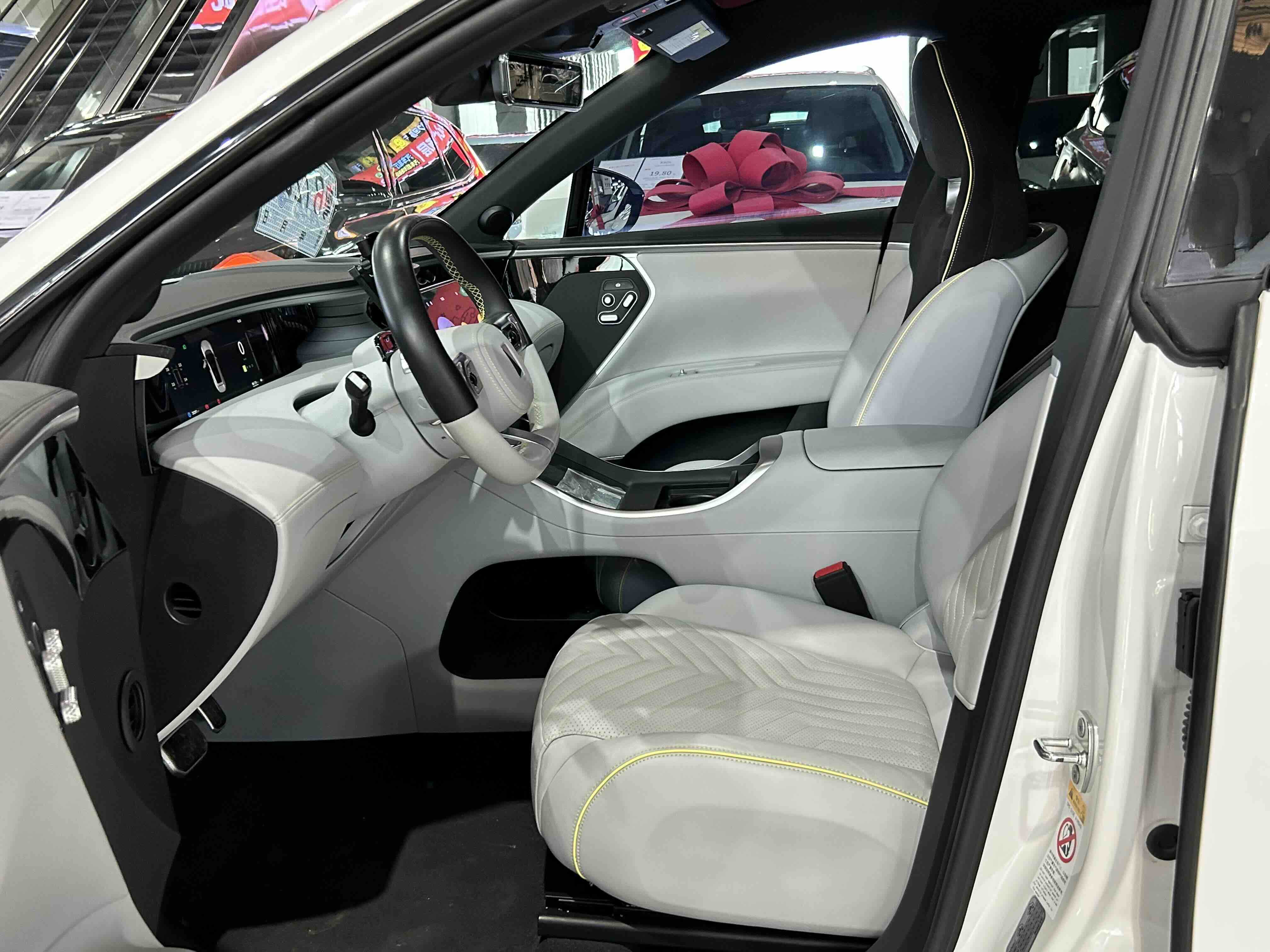 Avatr 11 2023 car image #8