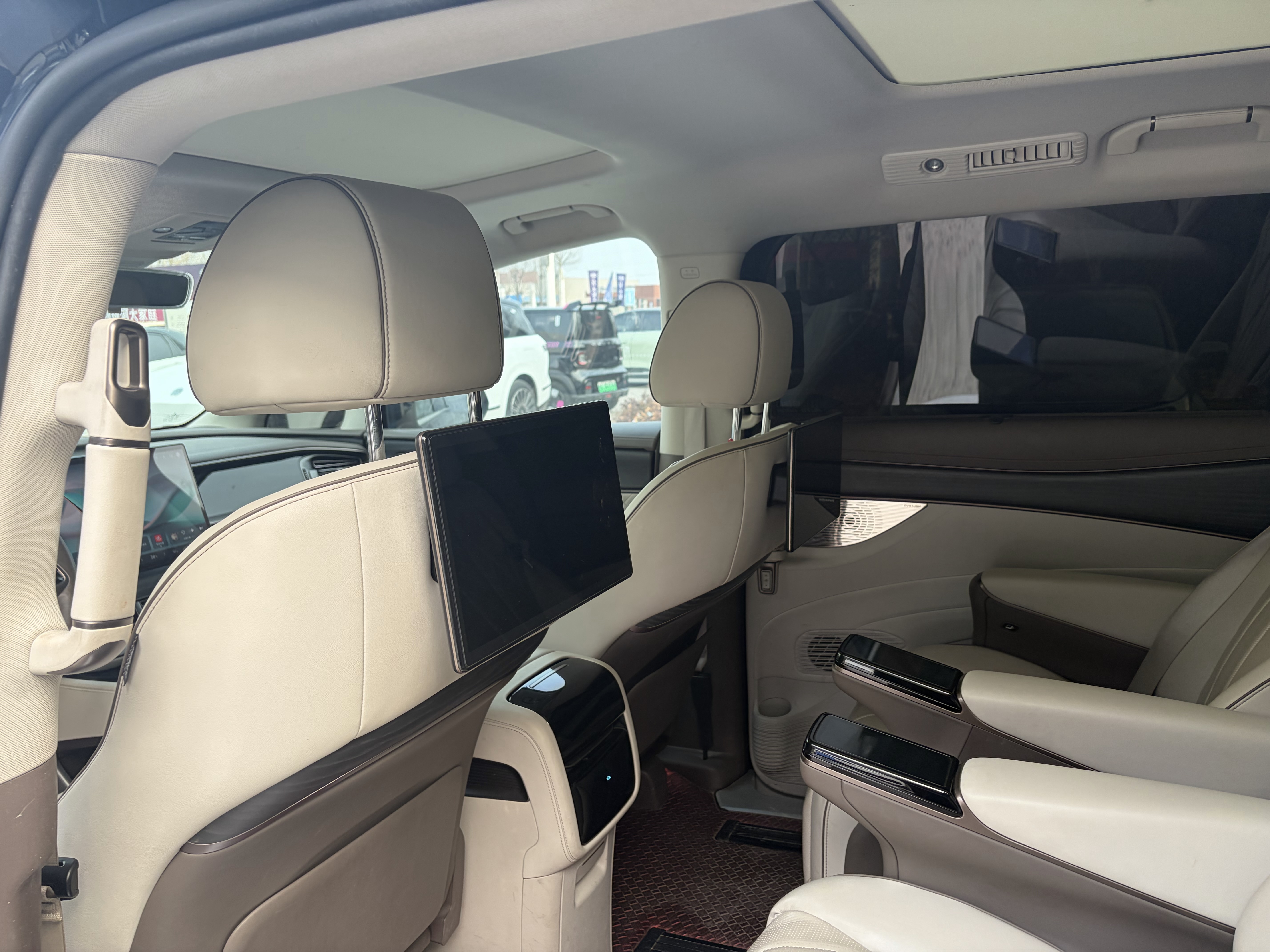 Denza D9 2023 car image #8