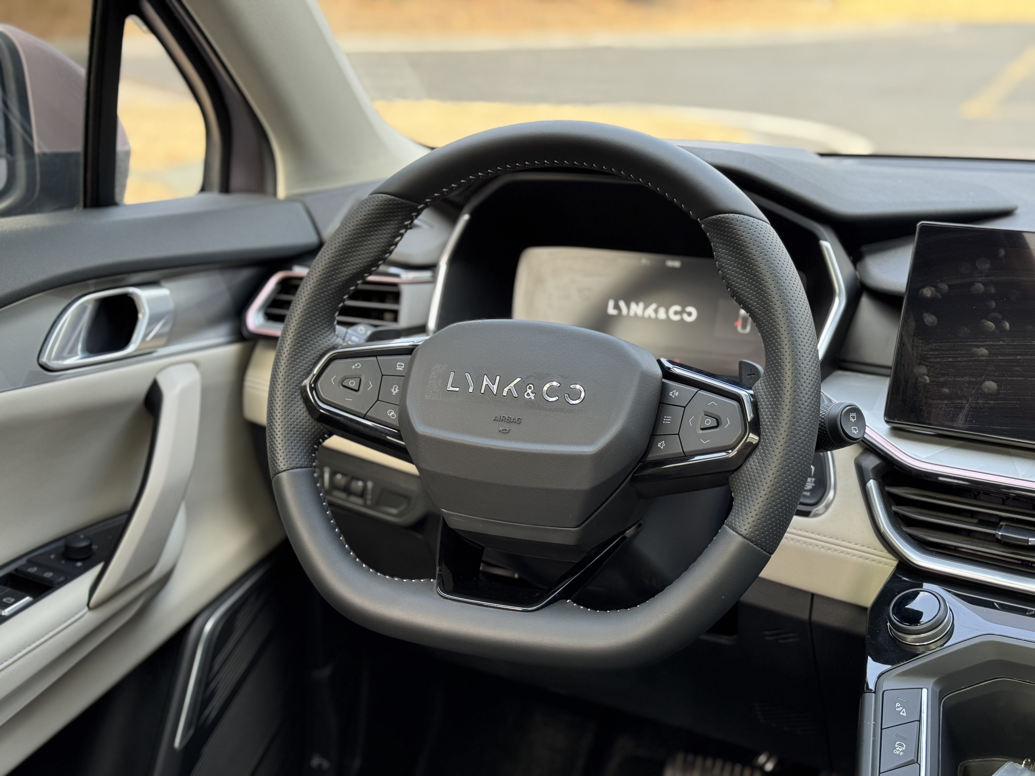 Lynk & Co 06 2024 car image #8