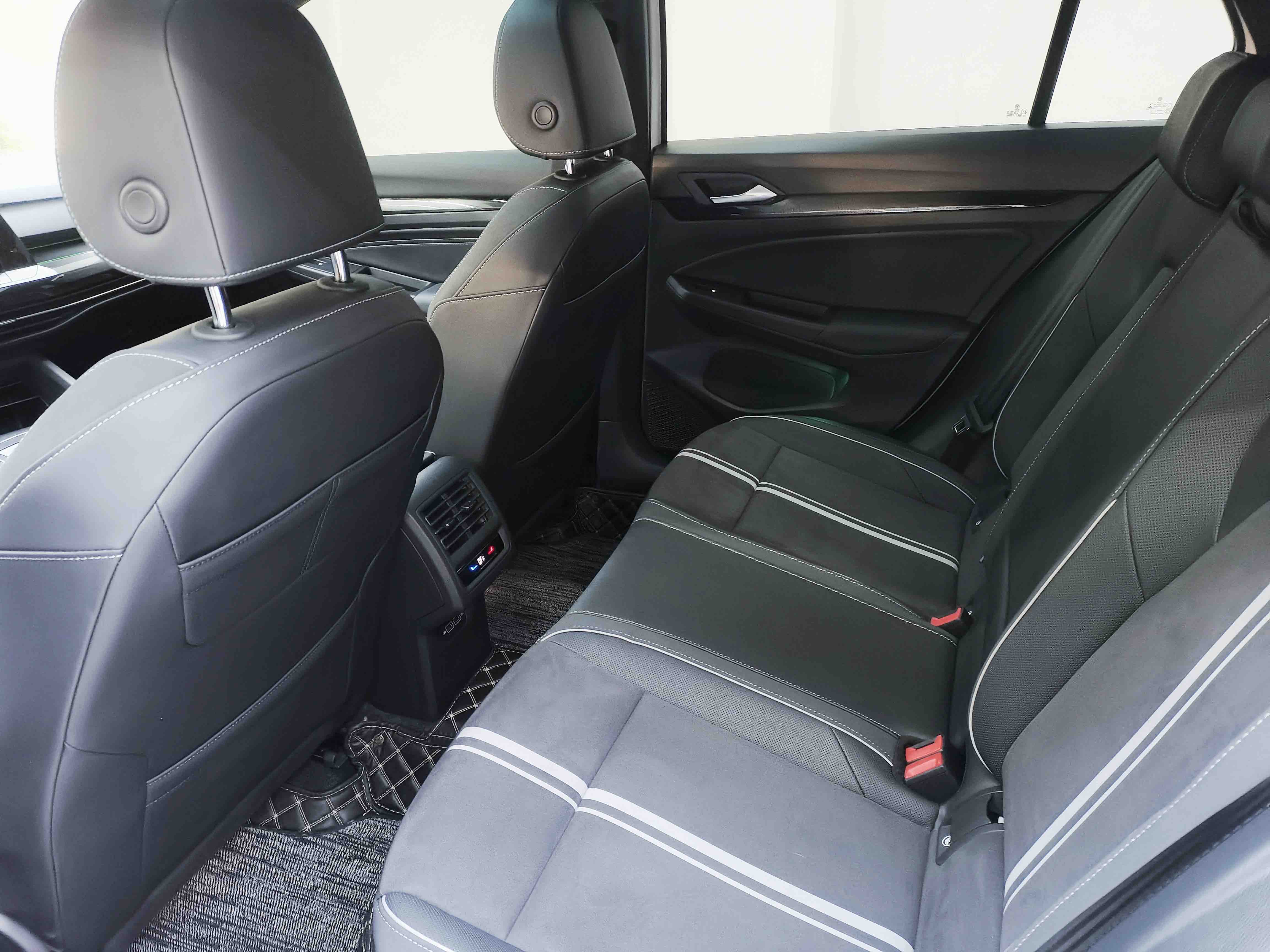 Volkswagen Golf 2023 car image #8