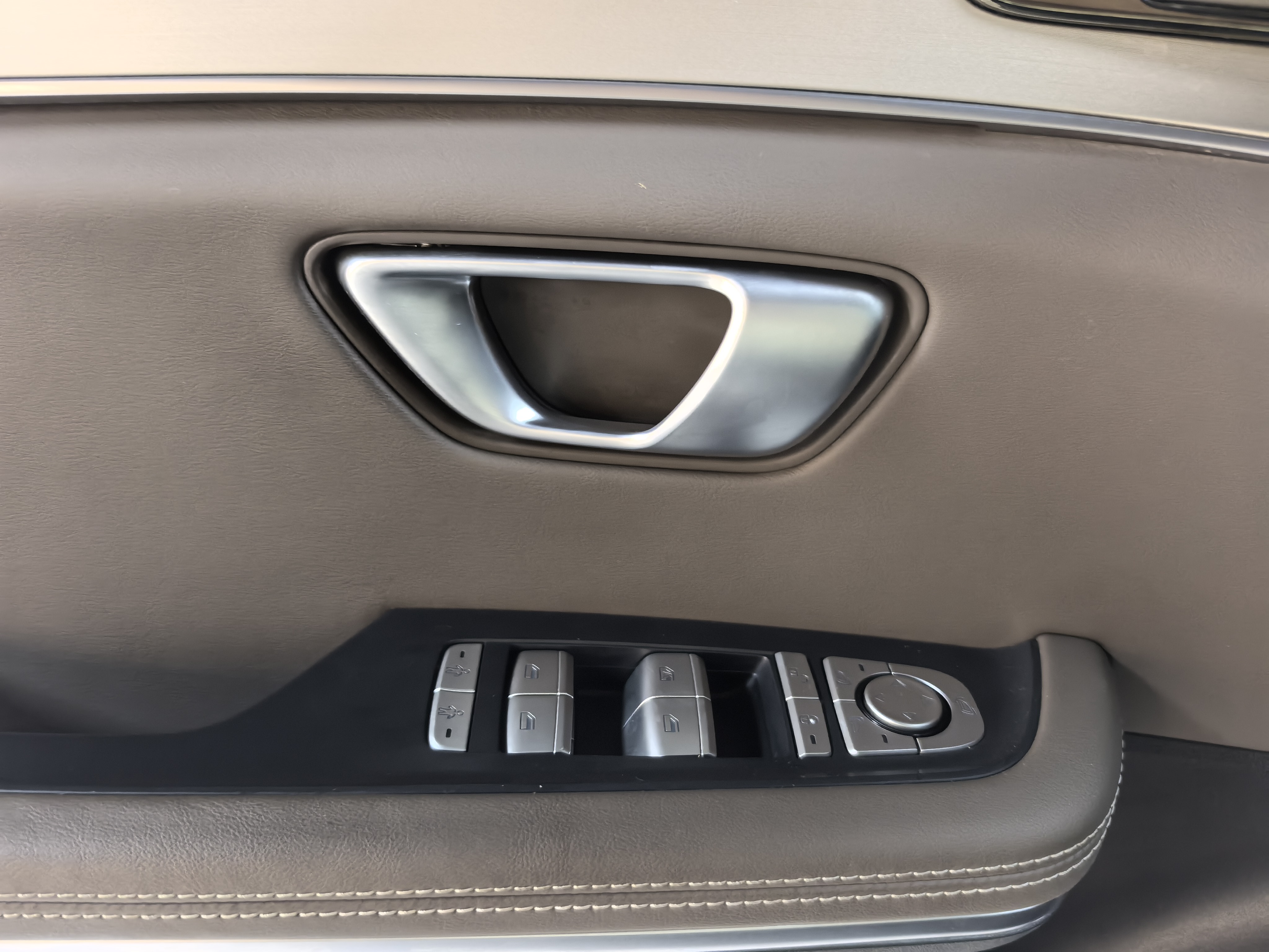 BYD e9 2023 car image #8