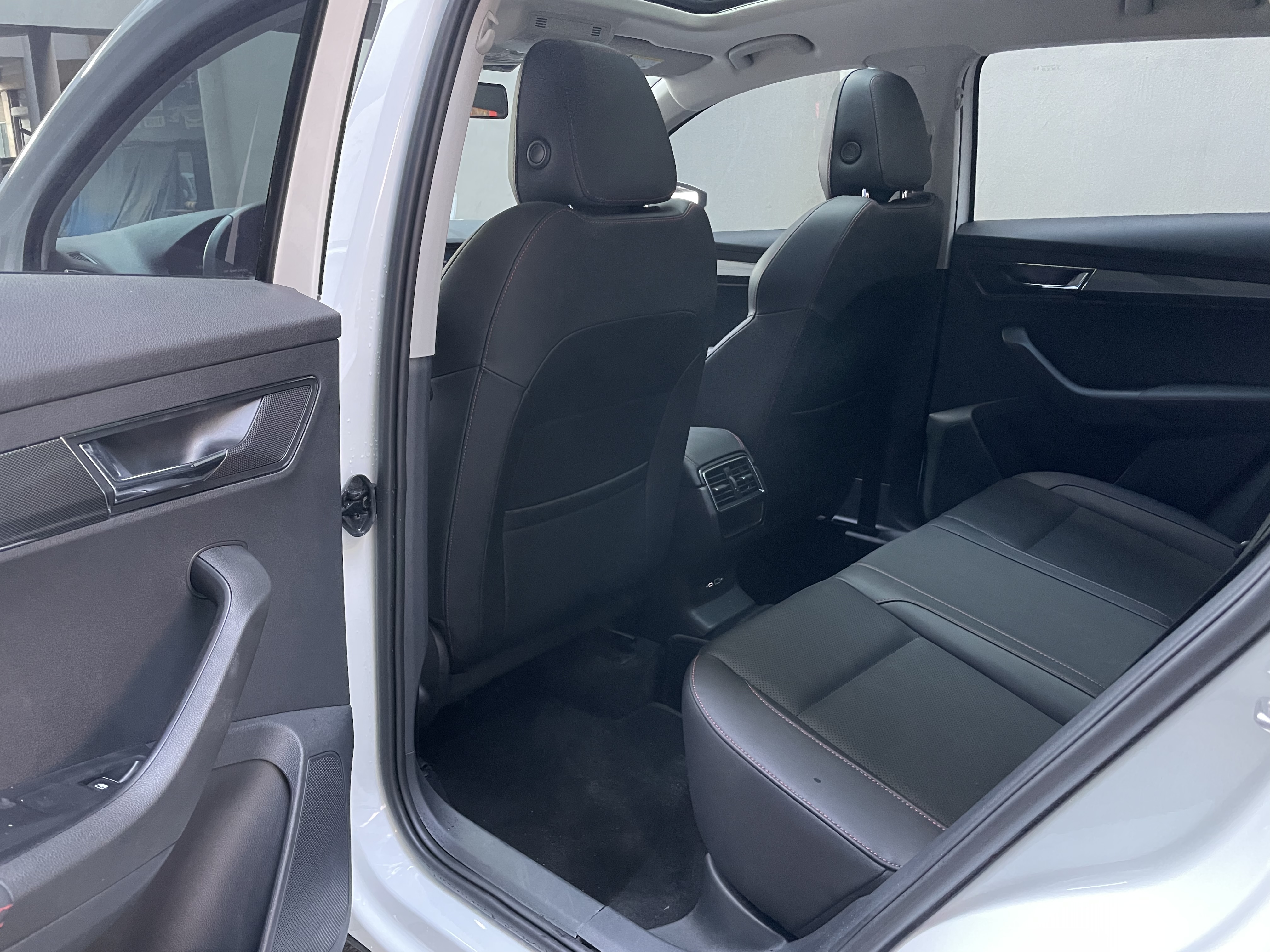 Skoda Karoq 2023 изображение автомобиля #8