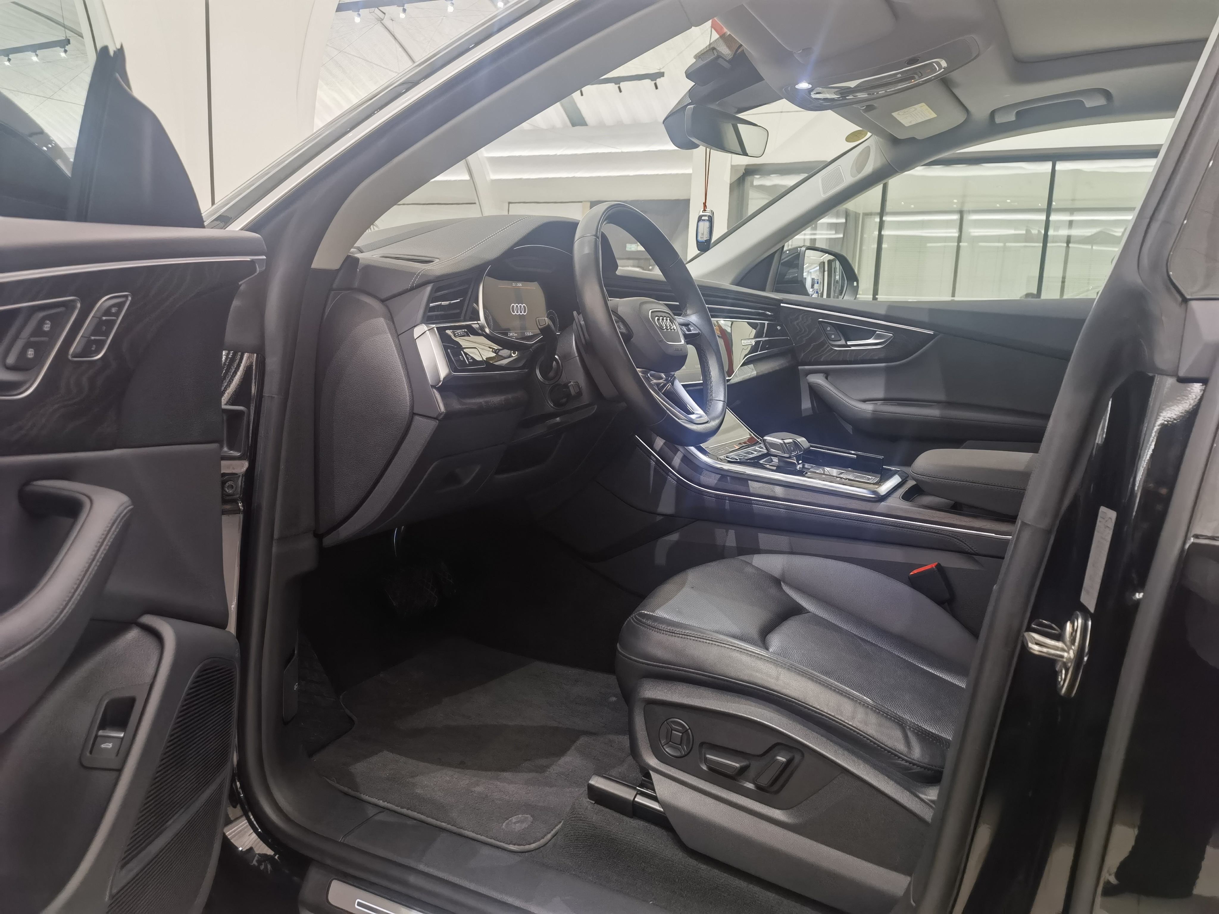 Audi Q8 2023 car image #8