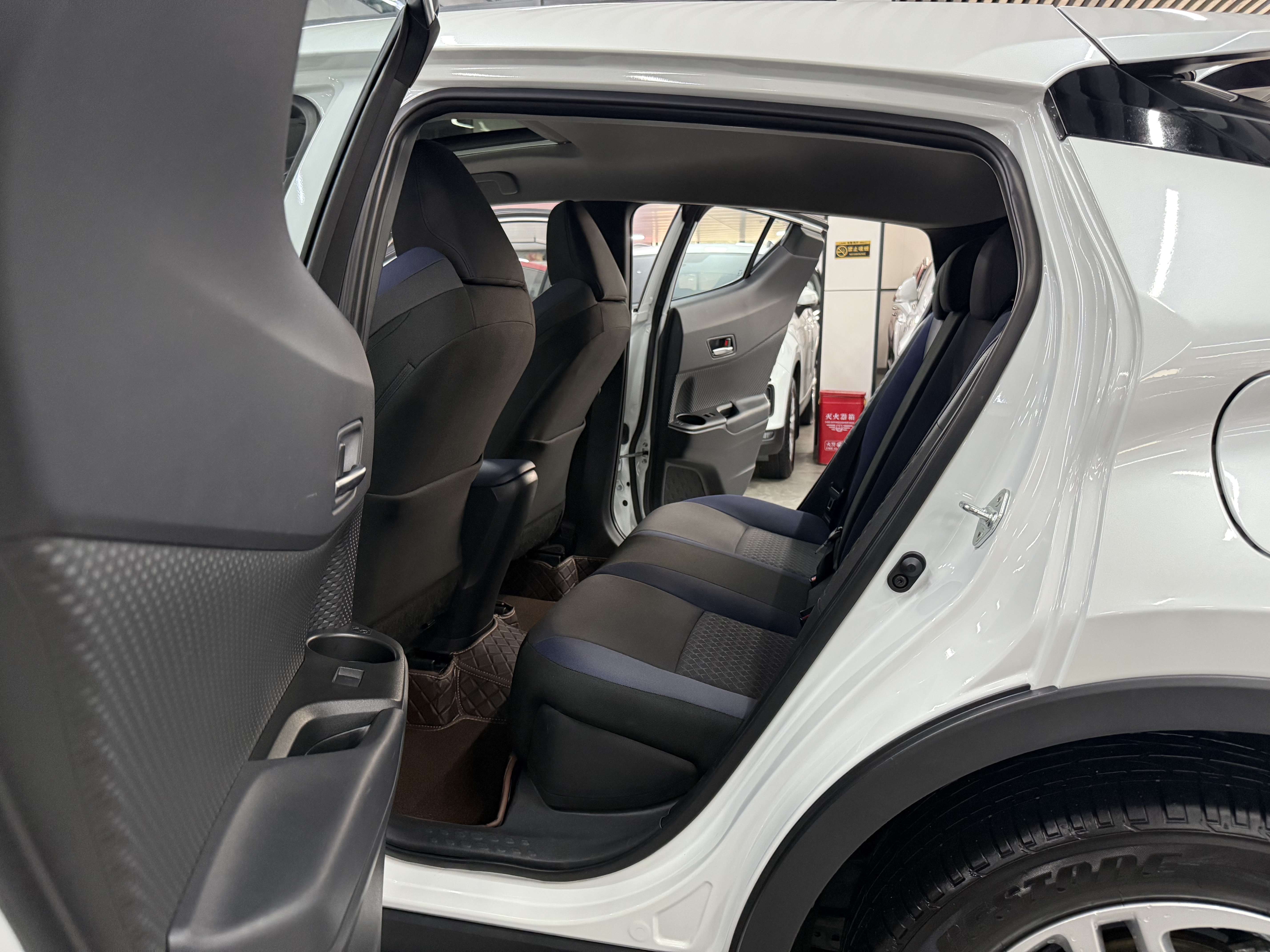 Toyota C-HR 2023 car image #8